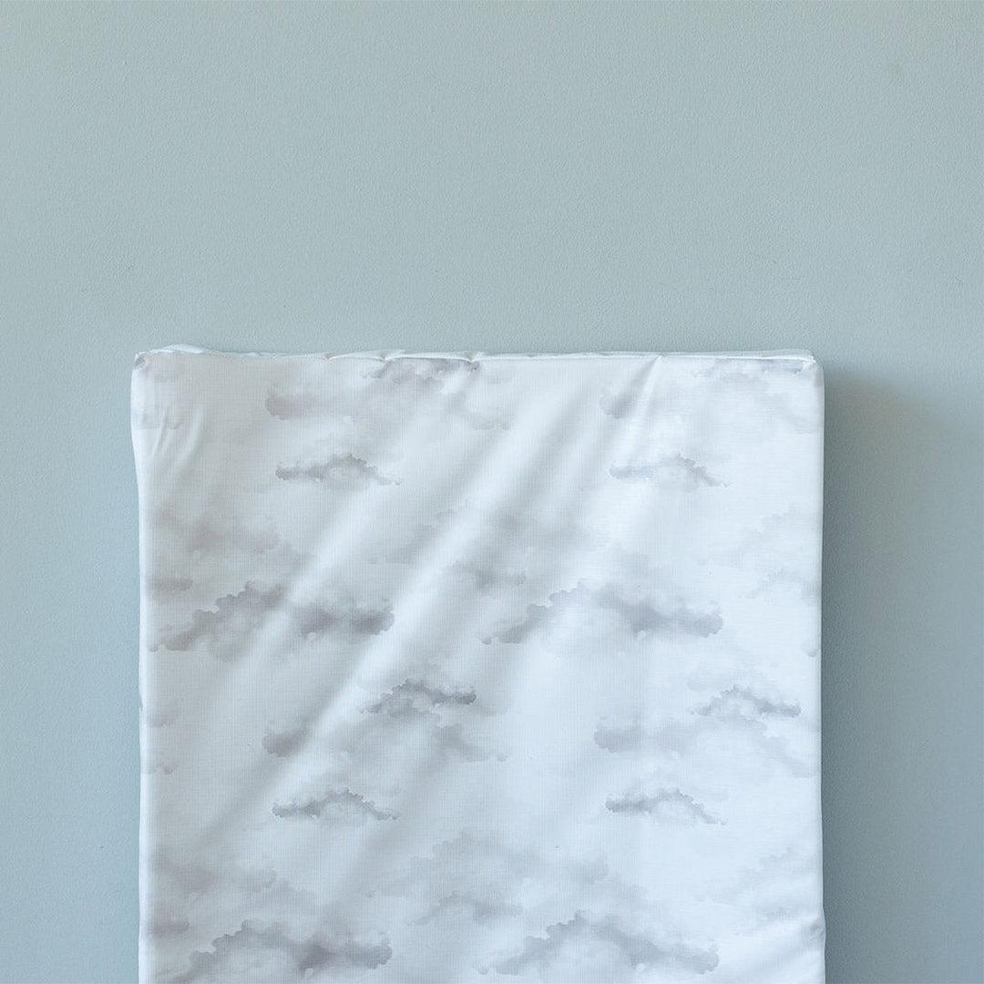  The Little Bumble Co. Anti Roll Mat - Beige Clouds、mySite、merchandisen
