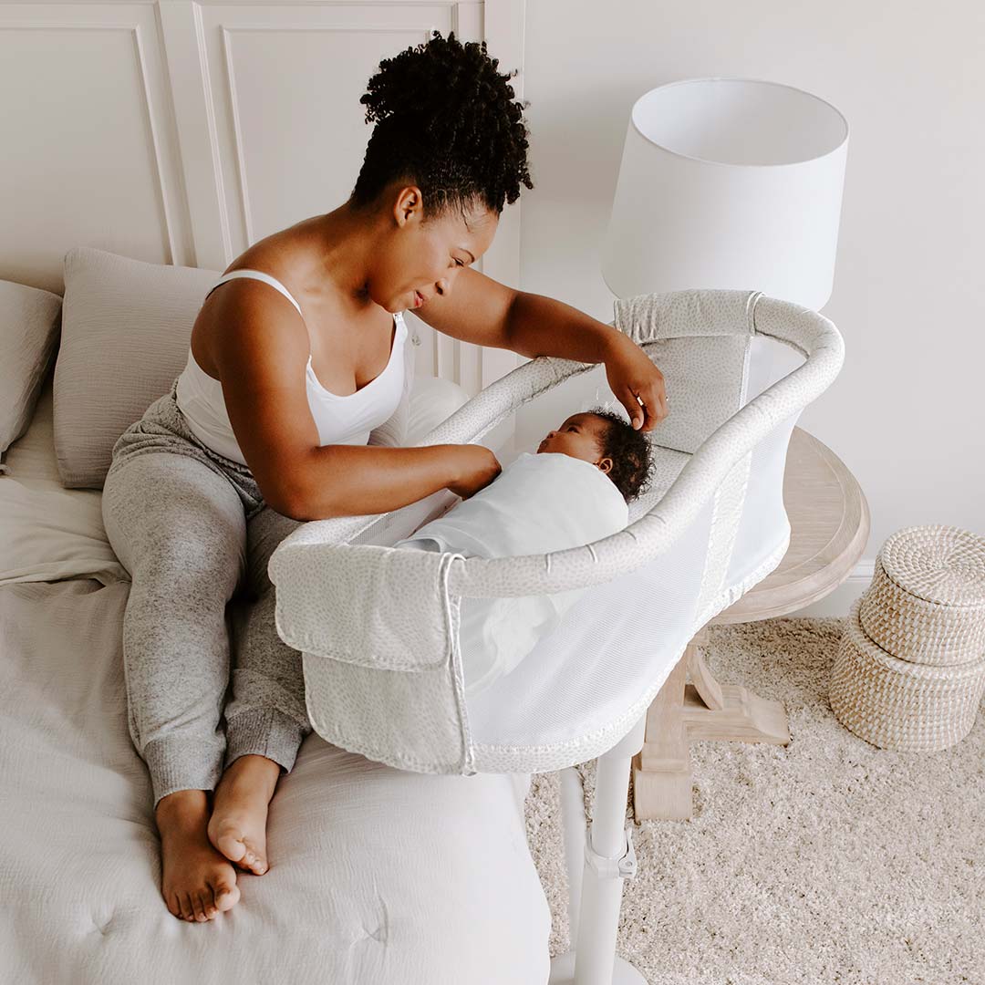  Outlet - HALO BassiNest Swivel Sleeper - Premiere Morning Pebble、mySite、merchandisen