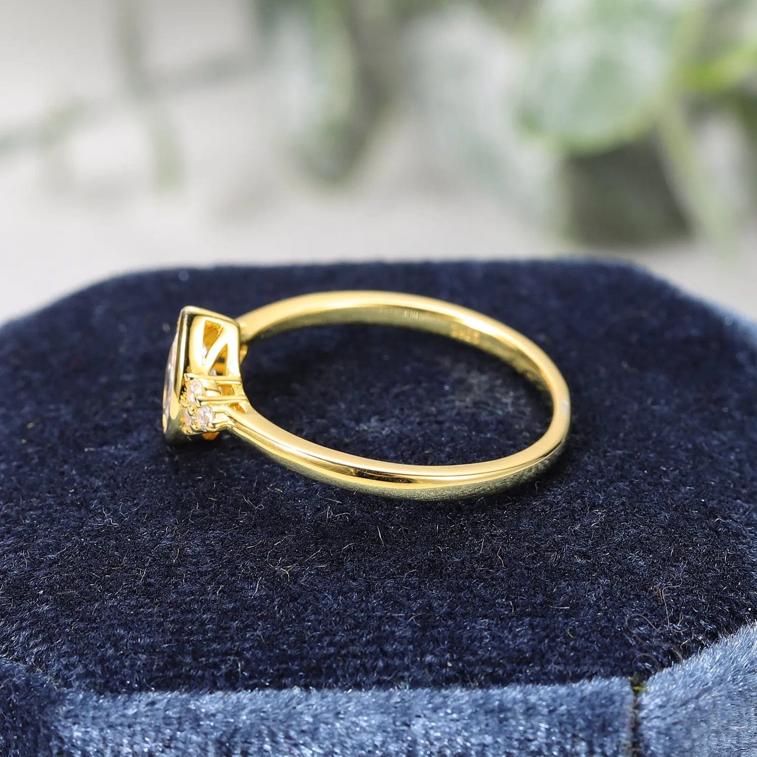 Teardrop with Sidestones Moissanite Bezel Set Ring 14K Gold 1ct Center Stone、mySite、g9winljtr