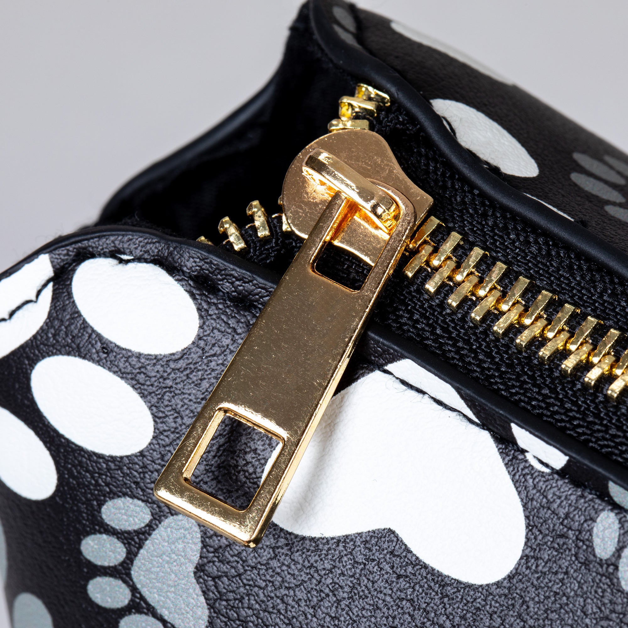 Paw Prints Galore Backpack、mySite、camillekostekn