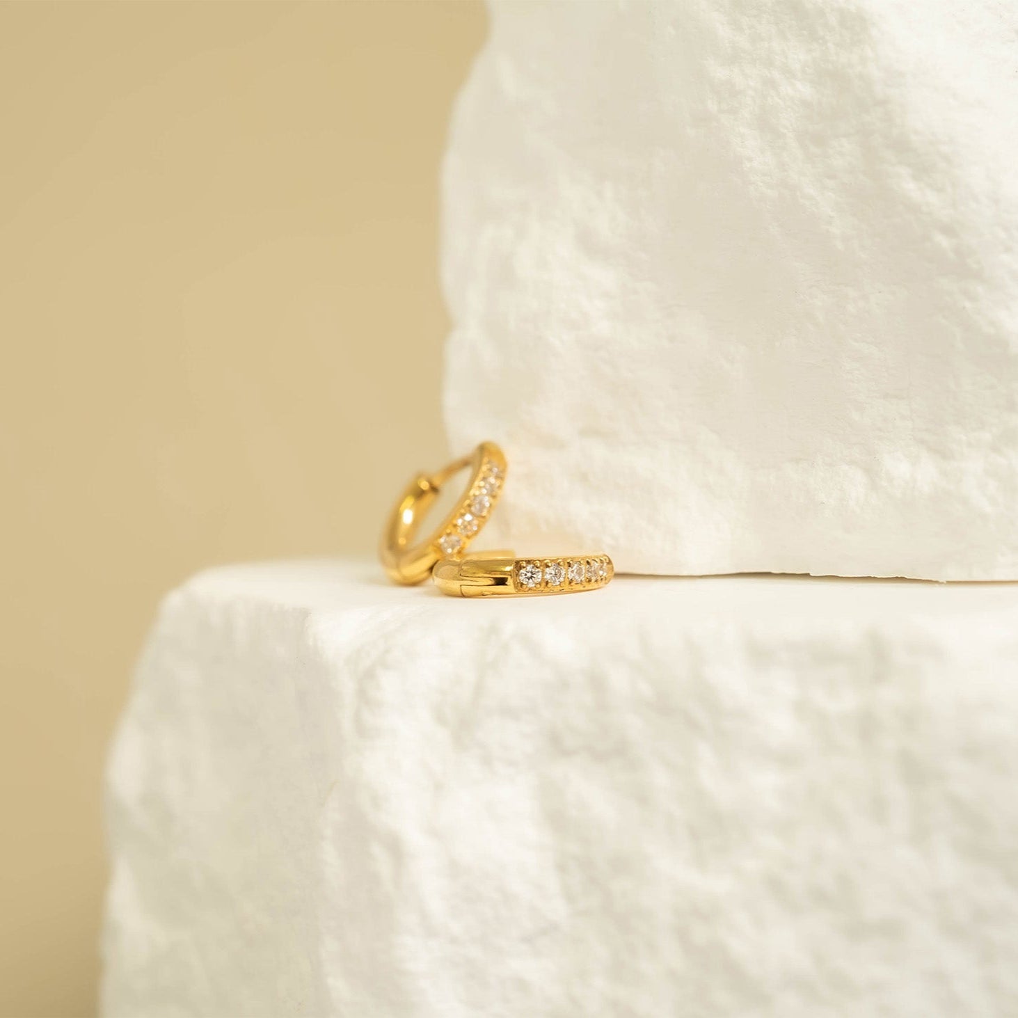 18K Gold PVD Stainless Steel CZ Stone Huggie Earrings / ERJ0075、mySite、dreamappss