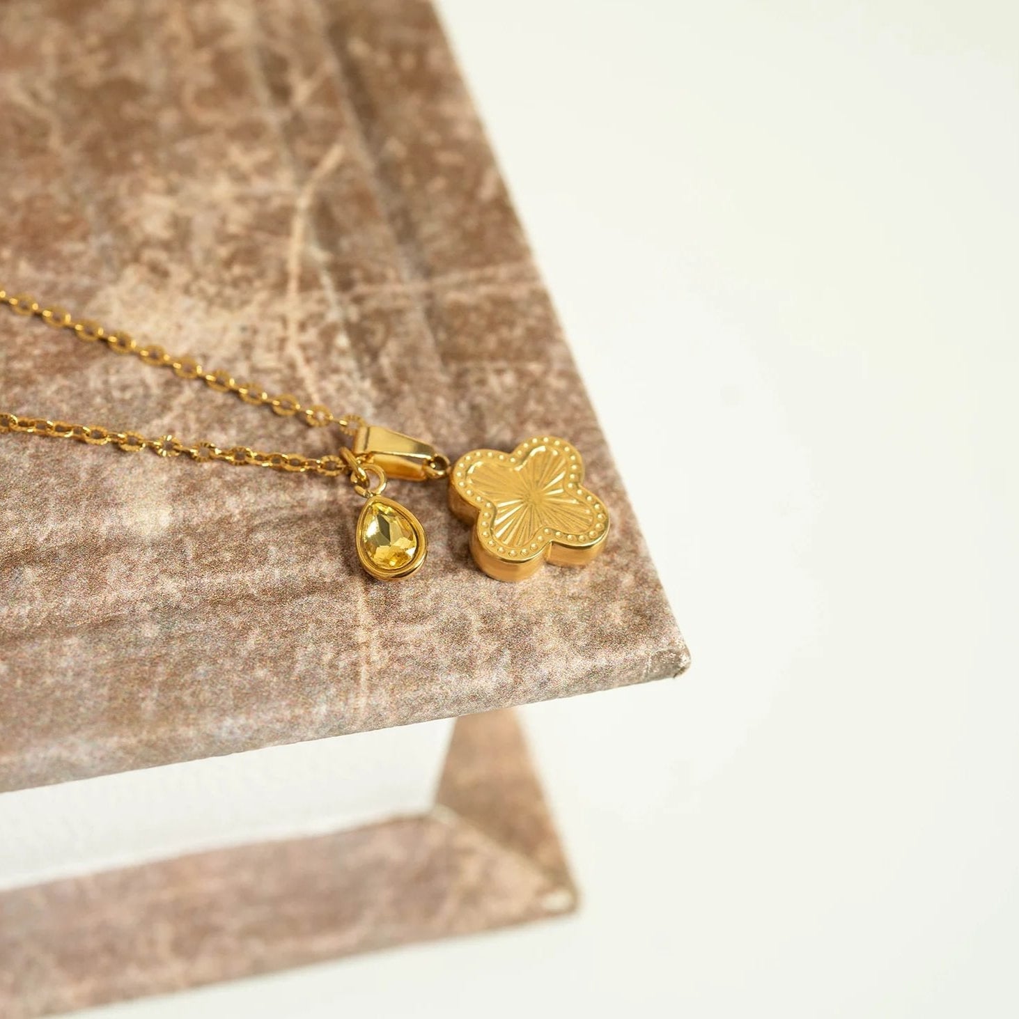 18K Gold PVD Stainless Steel Lucky Clover Charm Sunburst / PDL0270、mySite、dreamappss