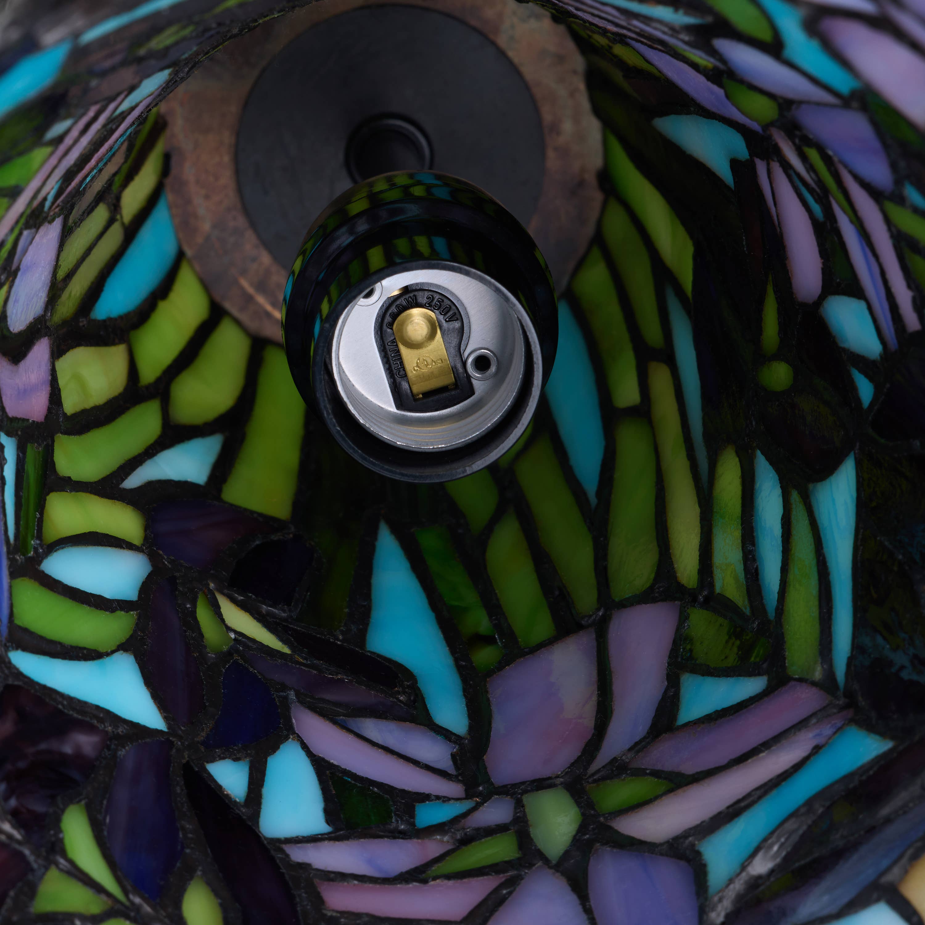 River of Goods - 13.5H Tiffany-Style Floral Vase Stained Glass Table Lamp、mySite、g9winljtr