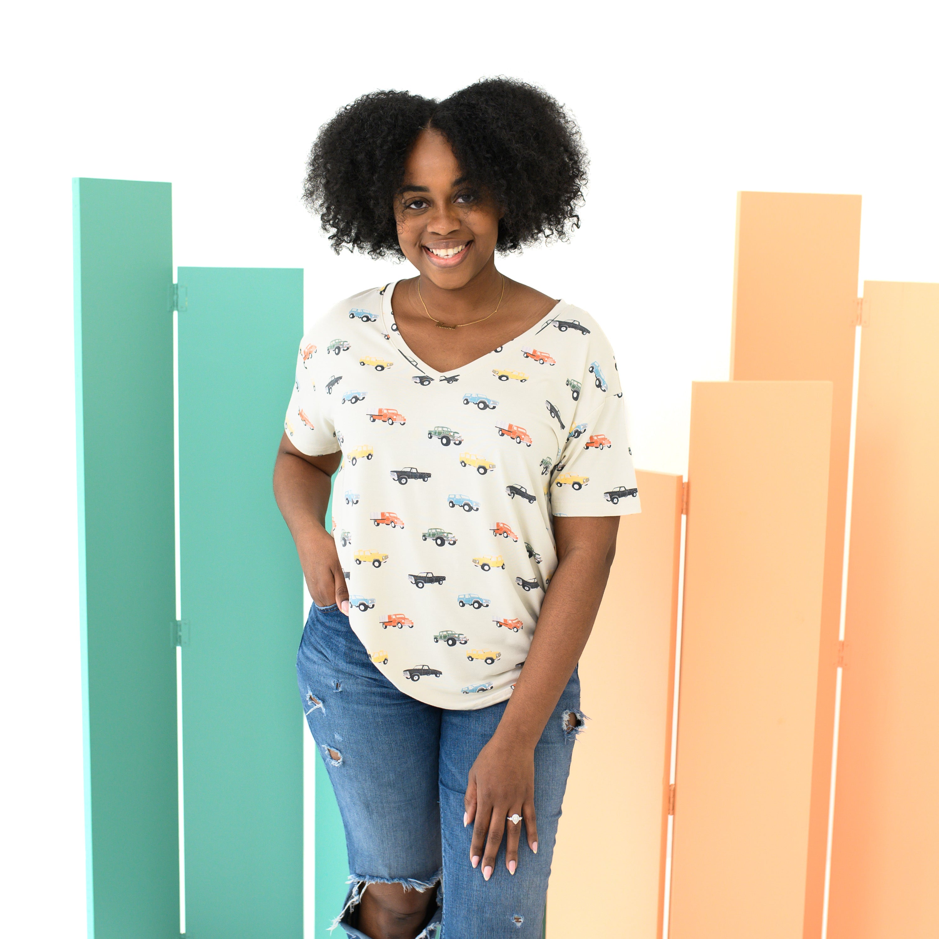  Women’s Relaxed Fit V-Neck in Vintage Truck、mySite、layawaytickets