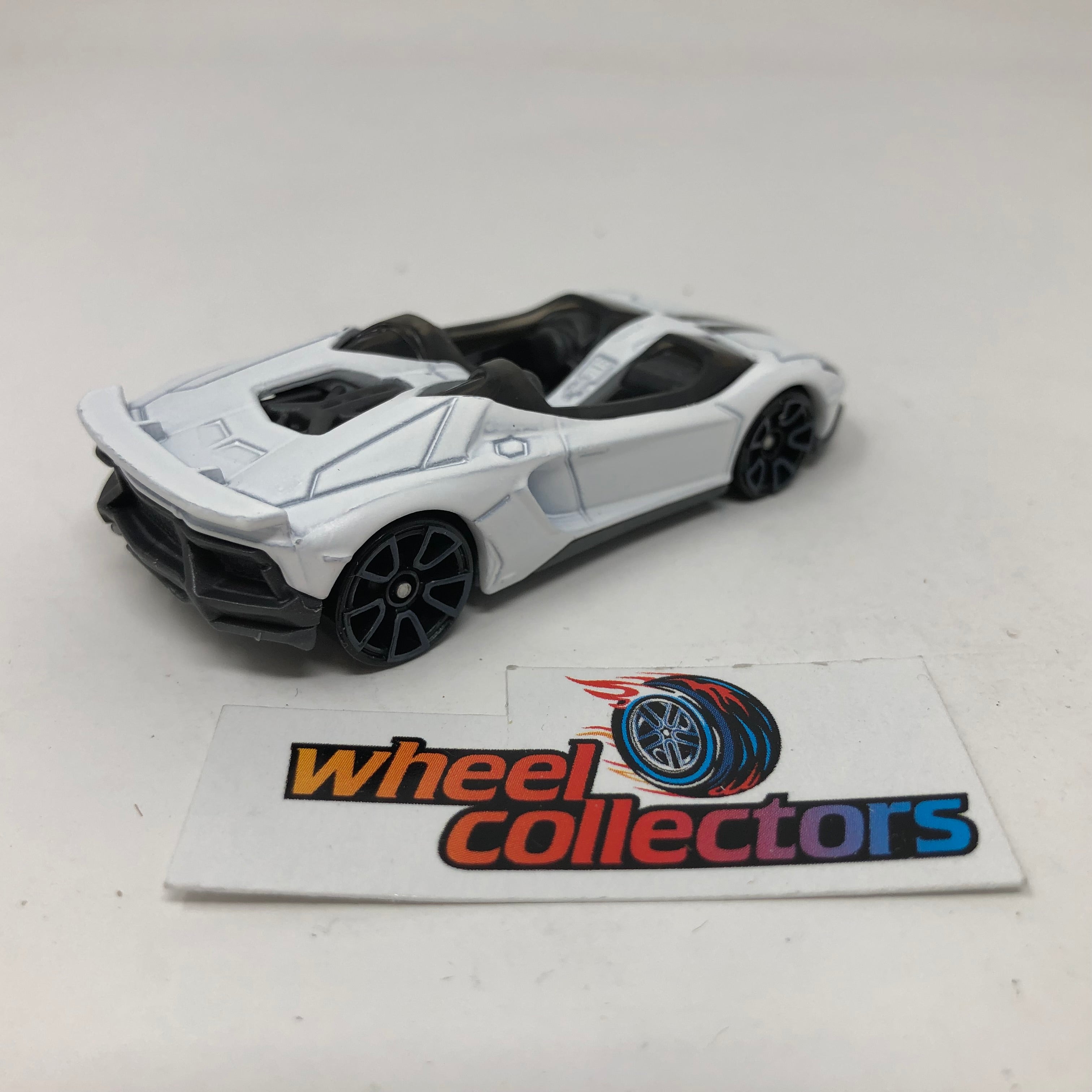 Lamborghini Aventador J * White * Hot Wheels Loose 1:64 Scale、mySite、hgirdovlk
