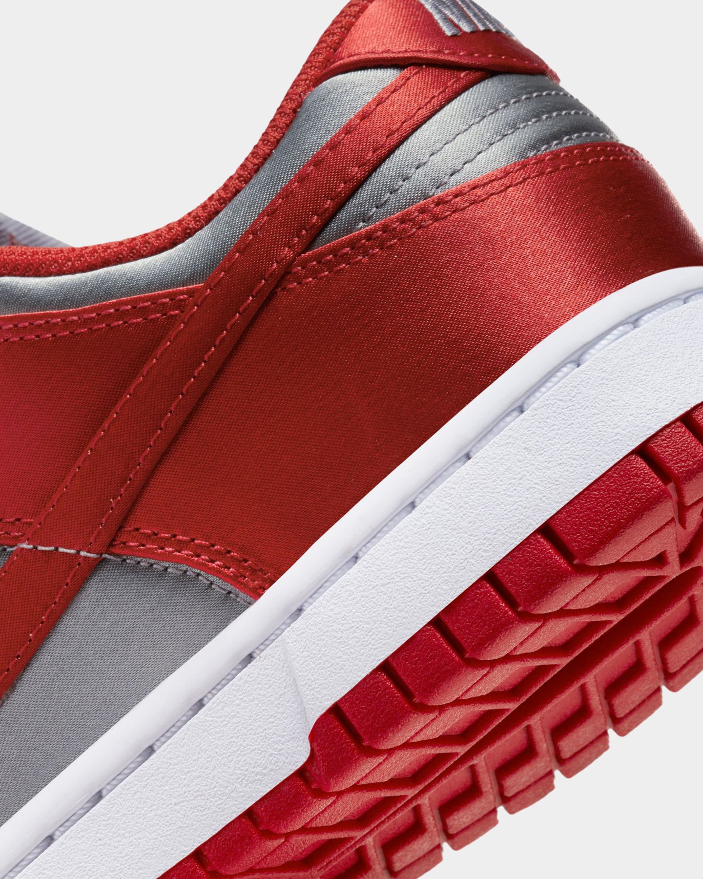 Nike Women's Dunk Low Essentials UNLV Satin Medium Grey/Varsity Red、mySite、zt4zffjzw