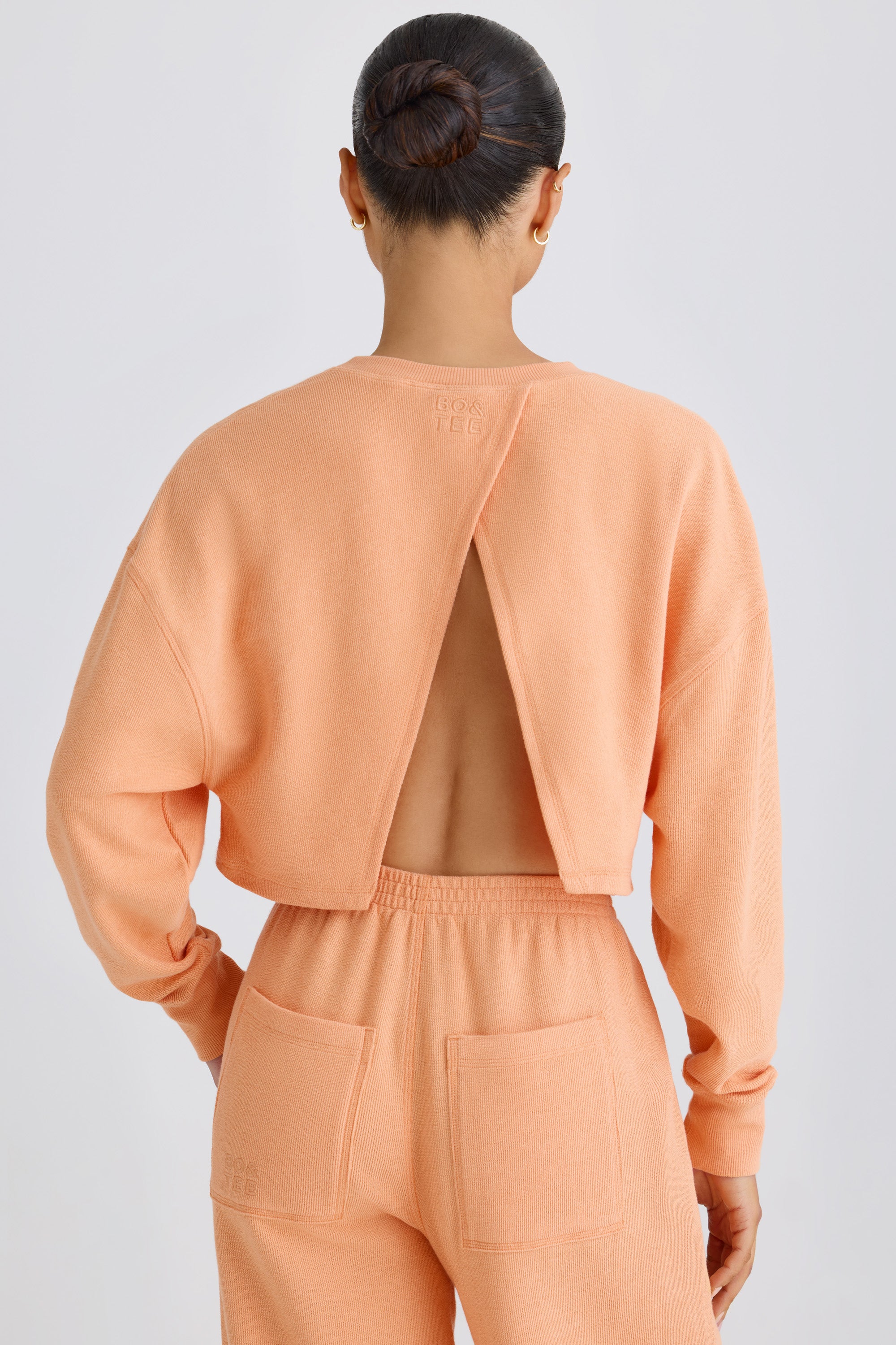 Crew-Neck Open-Back Cropped Sweatshirt in Peach、mySite、solidvoid