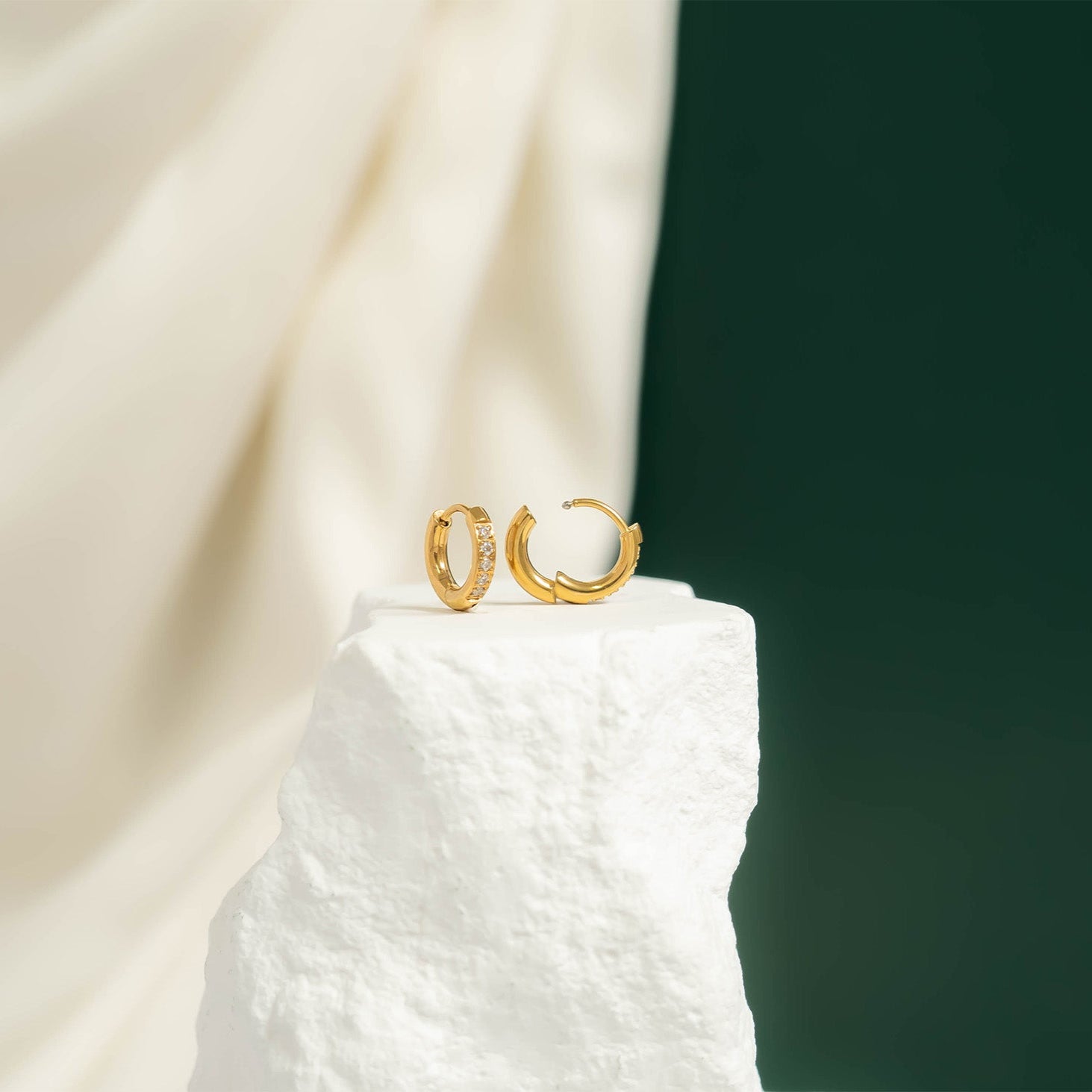 18K Gold PVD Stainless Steel CZ Stone Huggie Earrings / ERJ0075、mySite、dreamappss