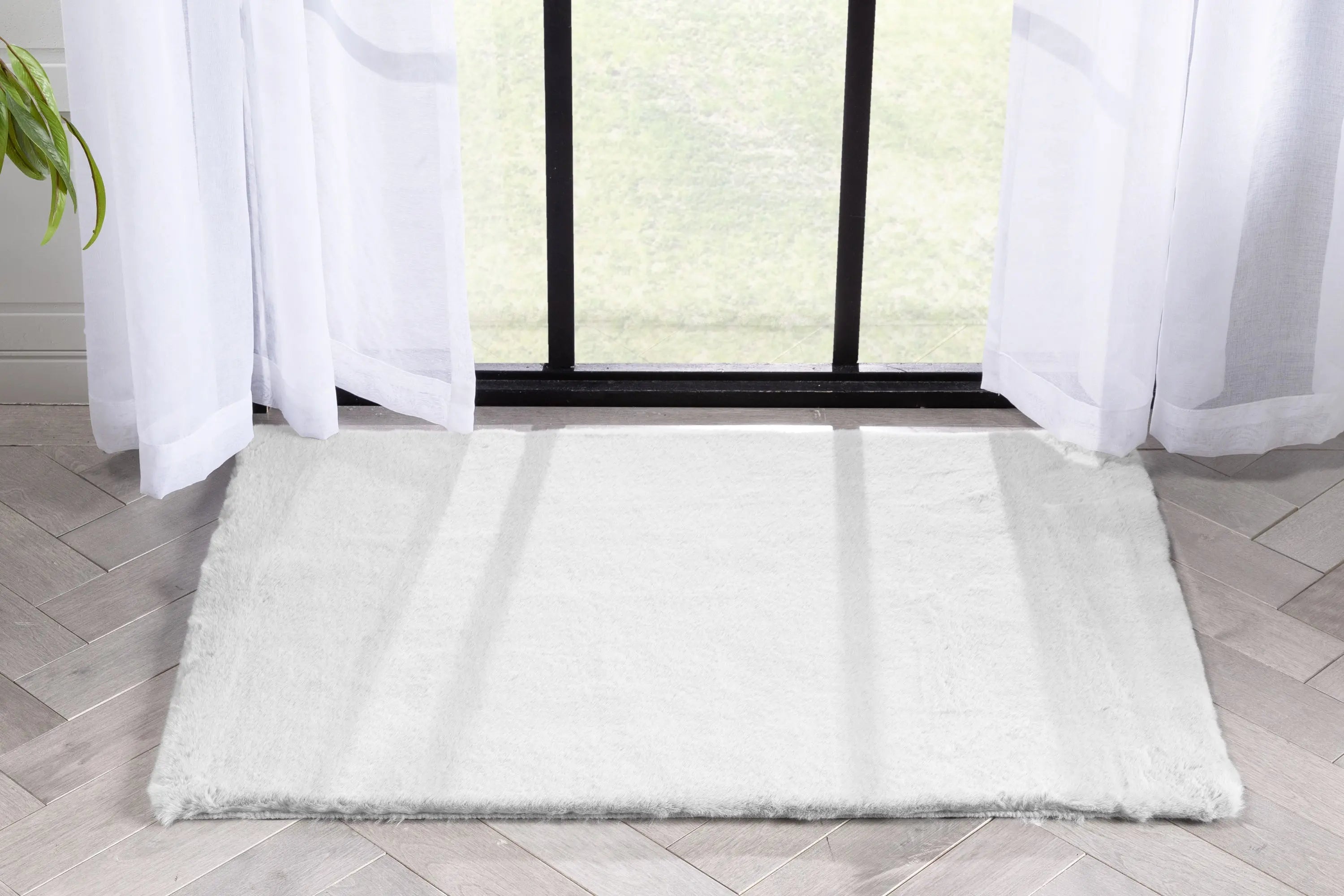 Crest Modern Glam Faux Fur Plush White Shag Rug、mySite、gigharbornorthrealestate