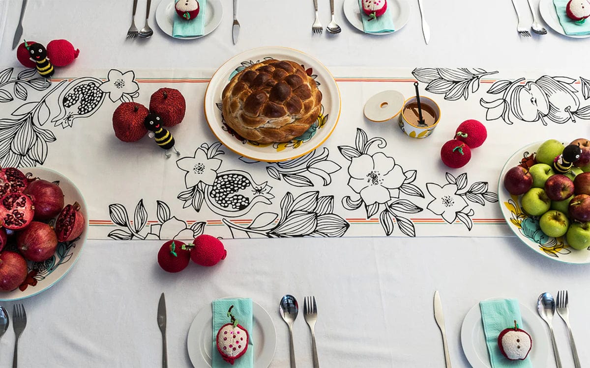 Metukah Table Runner by Chai Modern、mySite、topwebapps