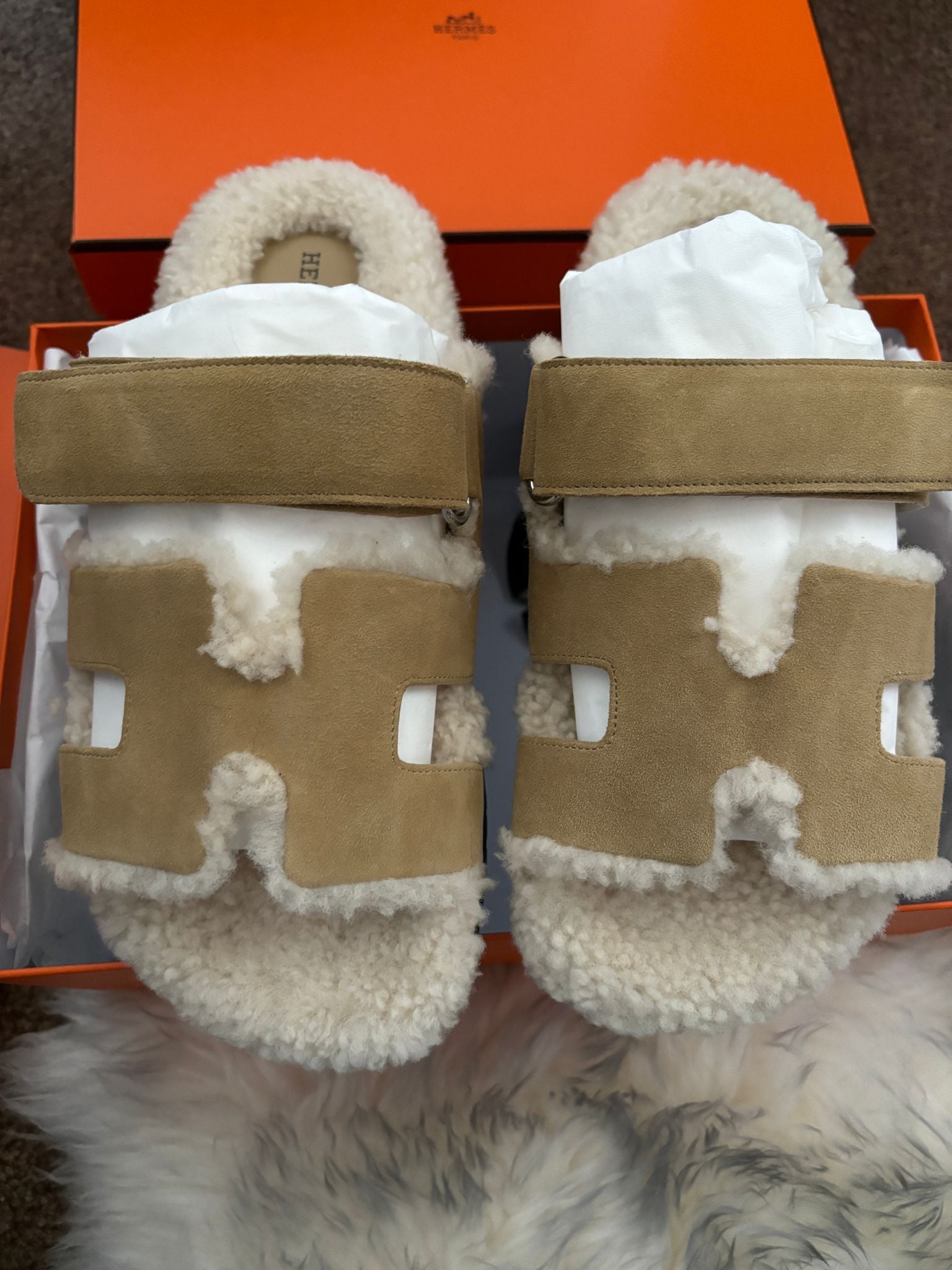 Hermès Chypre Shearling Sandals (Beige Albatre / Ecru)、mySite、garminoutage.com