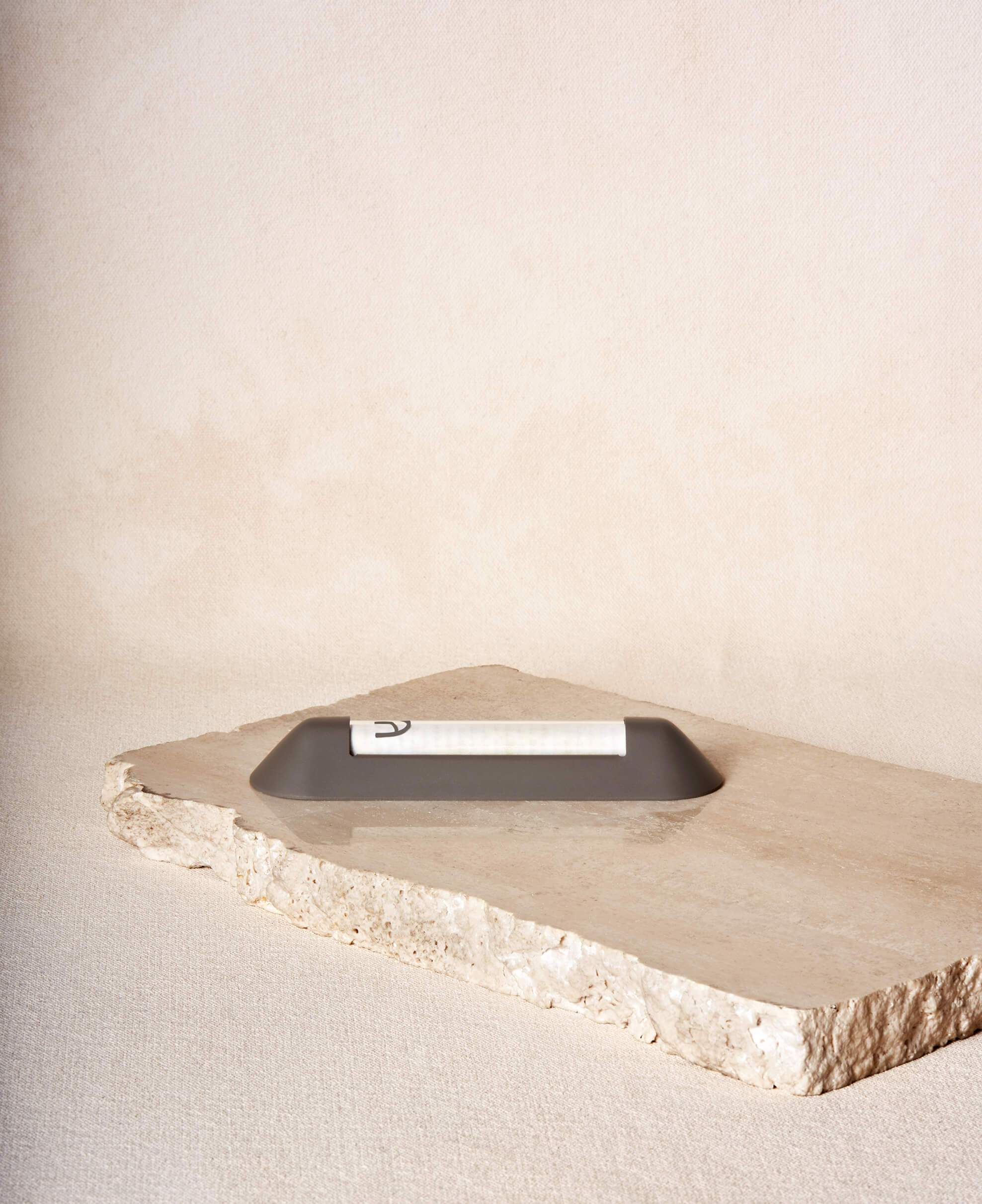 Shelter Mezuzah by Via Maris - Noir、mySite、topwebapps