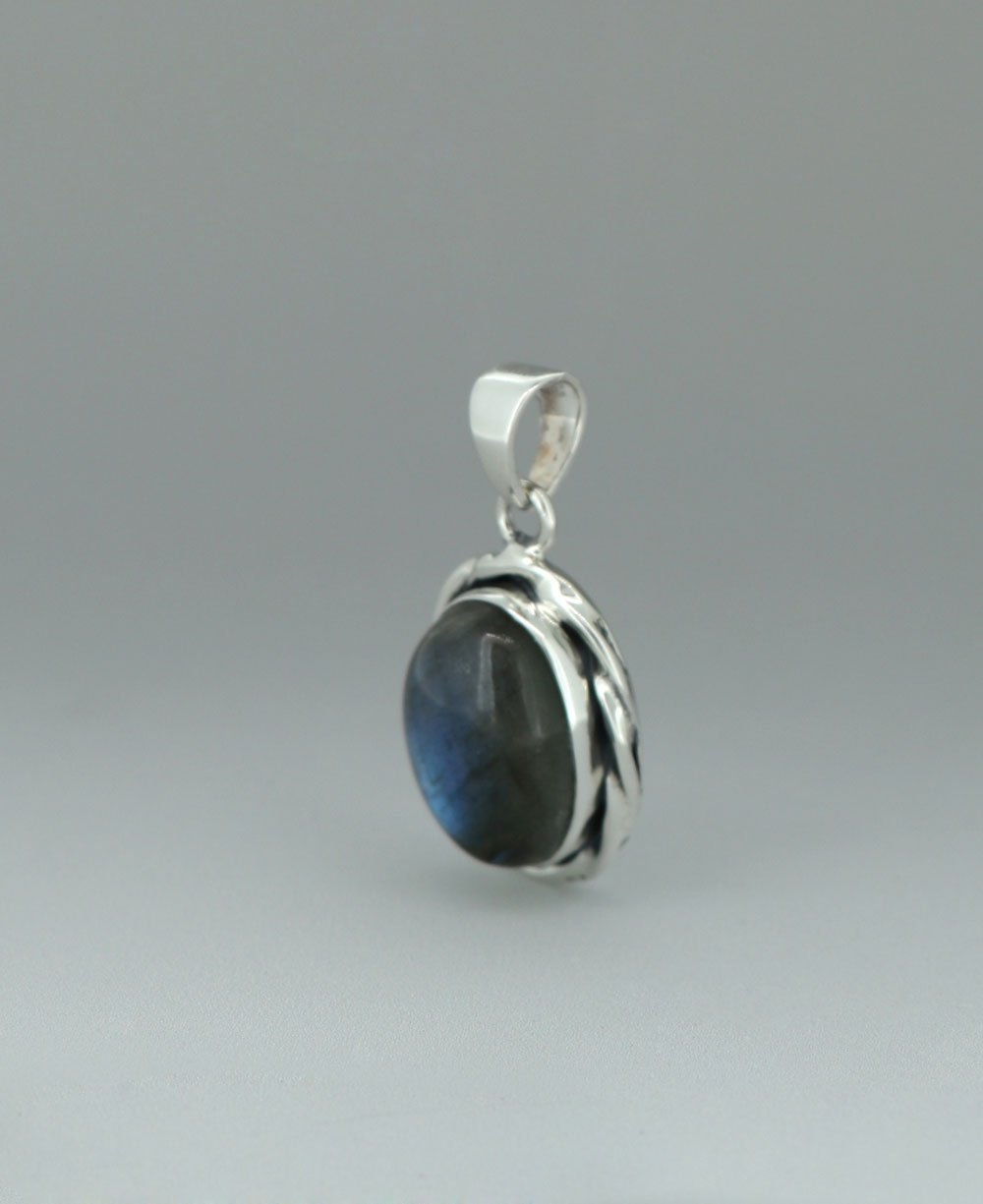 Premium Labradorite Oval Pendant with Rope-Style Silver Frame、mySite、topwebapps