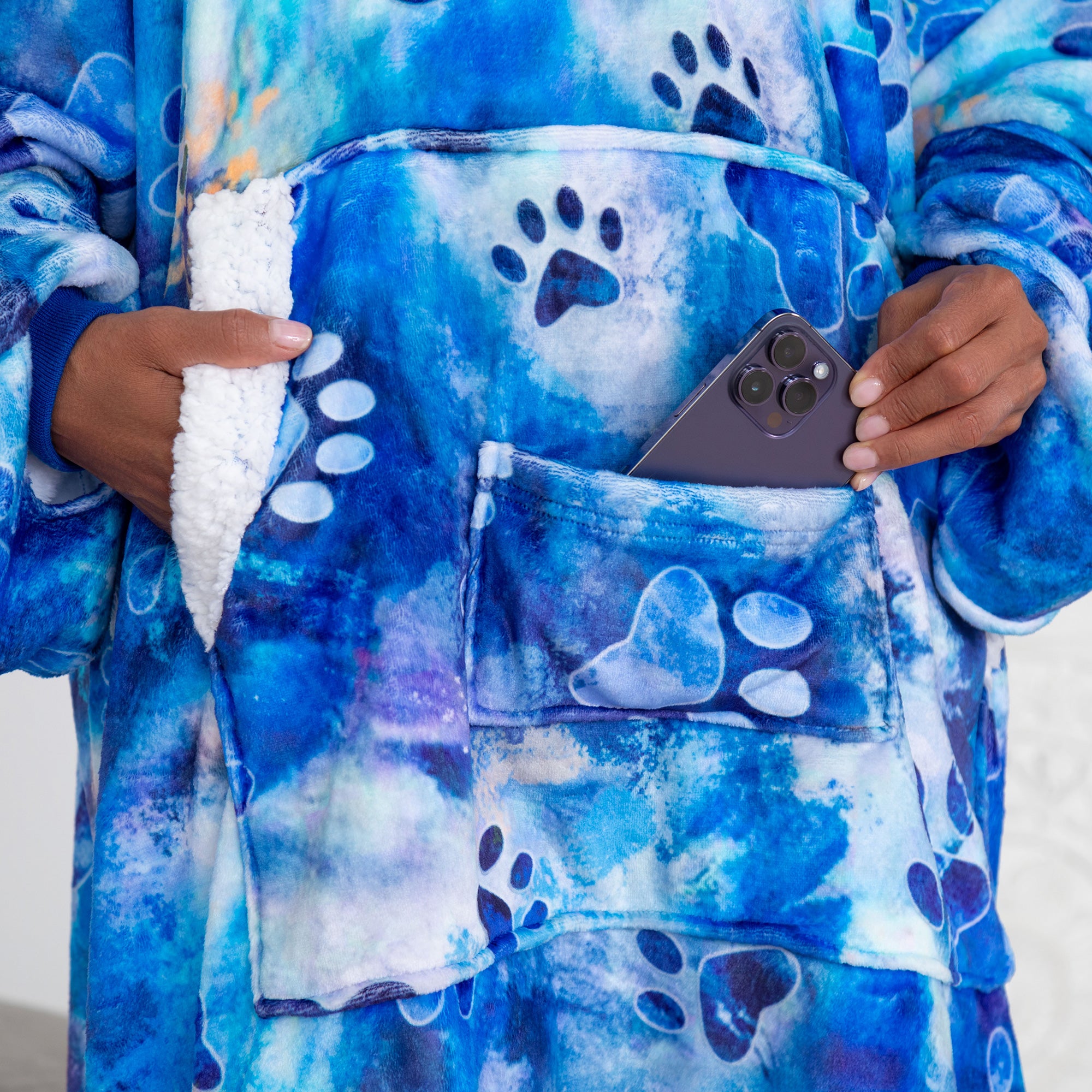 Super Cozy Deluxe Paw Print Wearable Blanket、mySite、camillekostekn