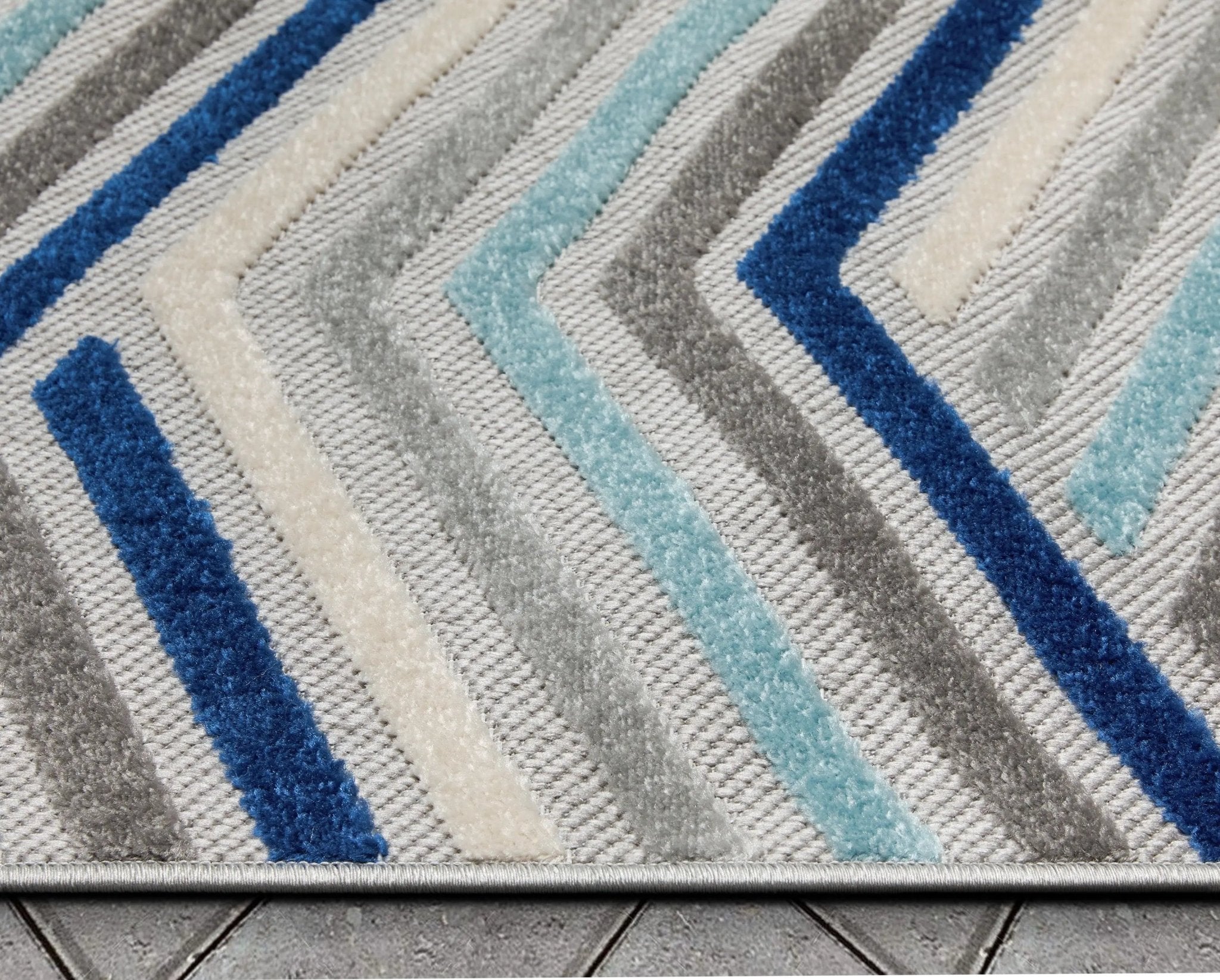 Neema Modern Chevron Striped Indoor/Outdoor Grey Blue High-Low Rug、mySite、gigharbornorthrealestate