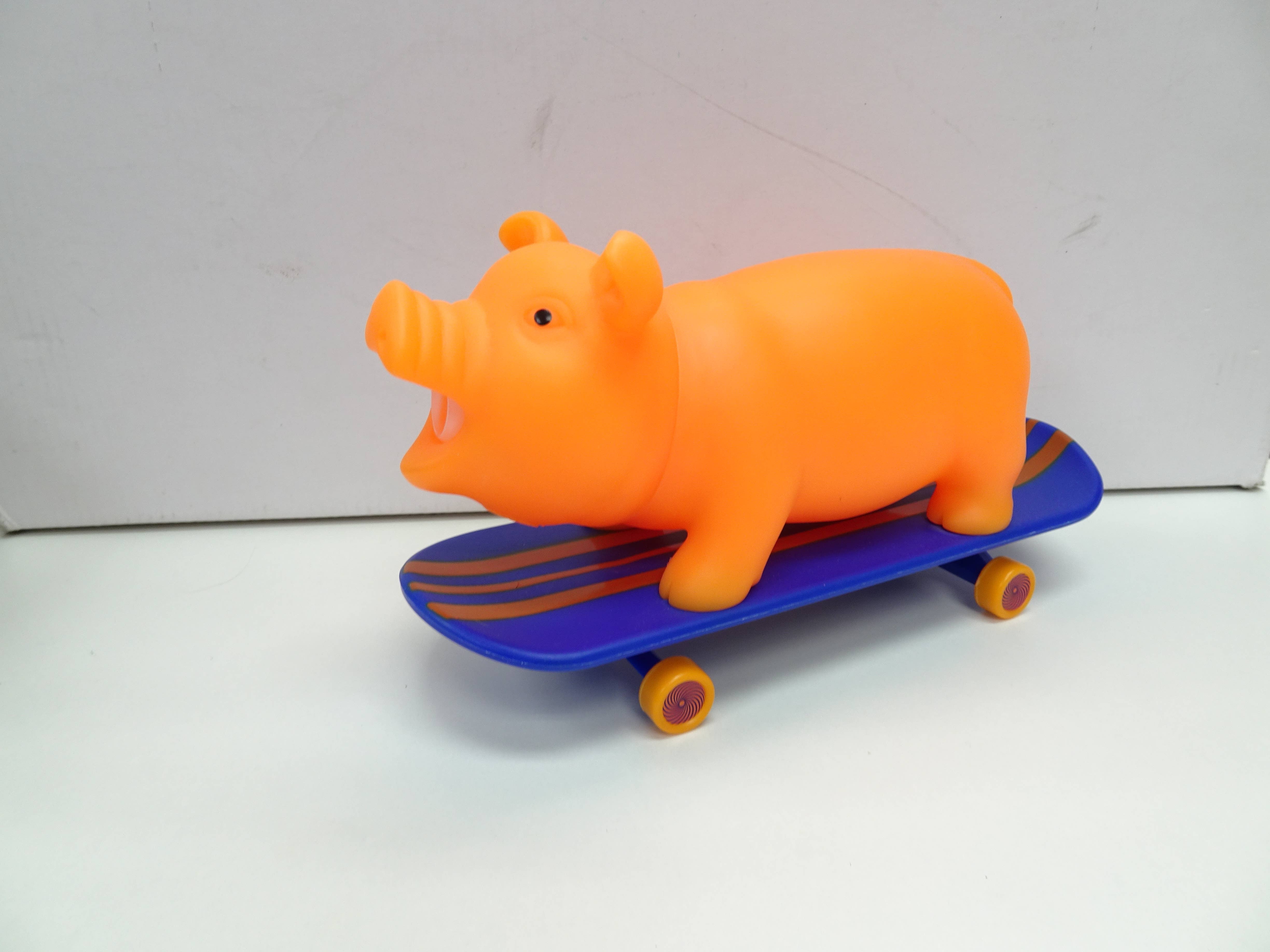 Squeeze Me Skating Piggy Toy for Kids、mySite、g9winljtr