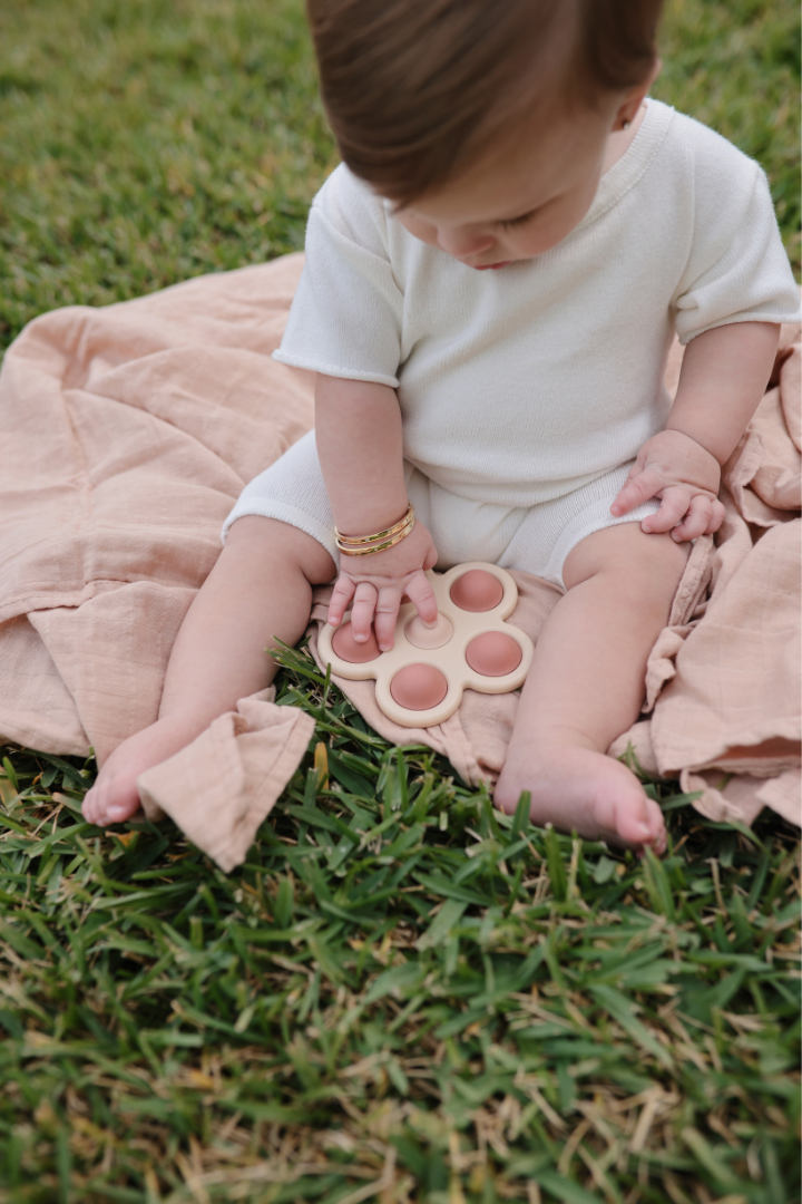 Flower Press Toy - Rose/Blush/Shifting Sand、mySite、g9winljtr