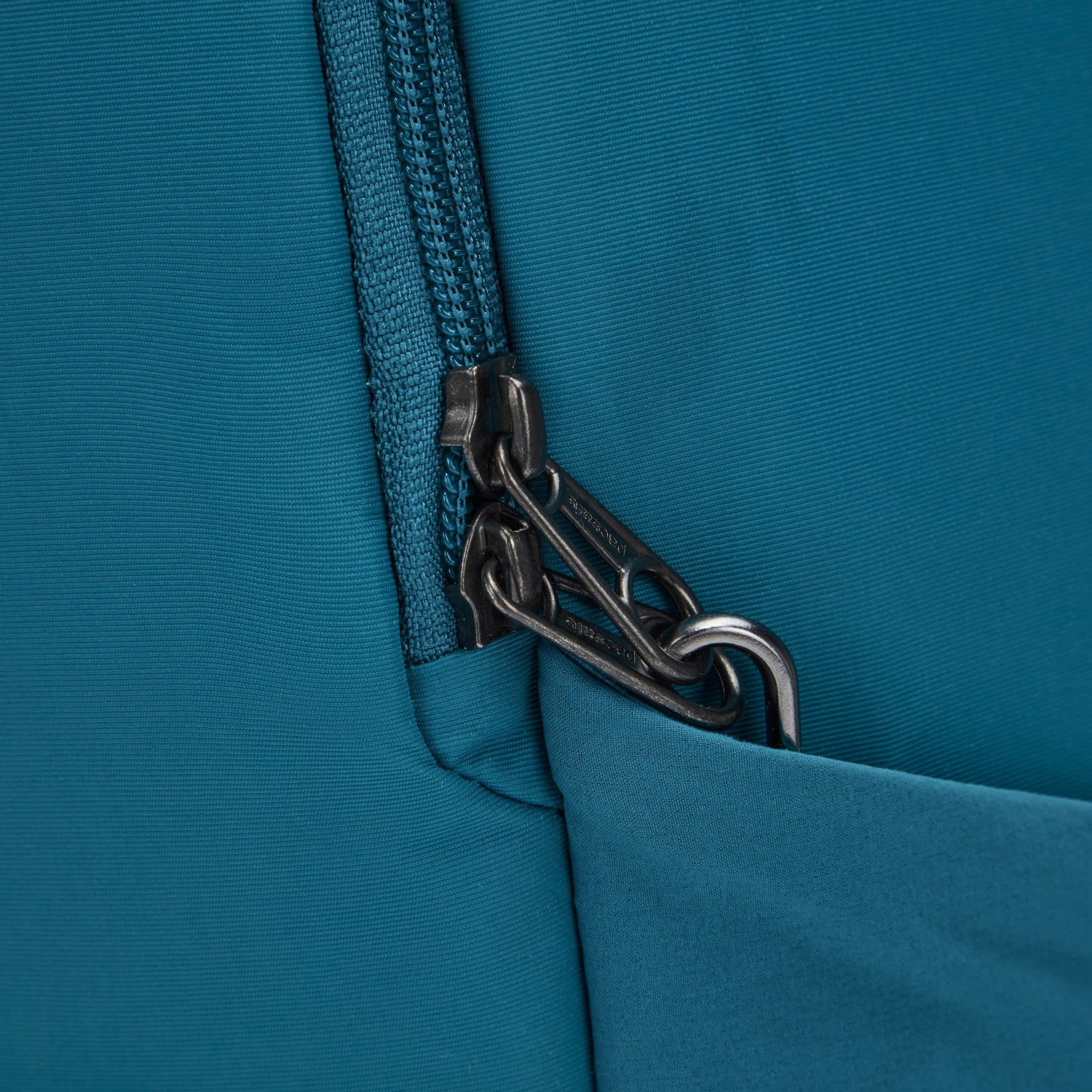 Pacsafe® LS450 anti-theft 25L backpack、mySite、garagedoors4me