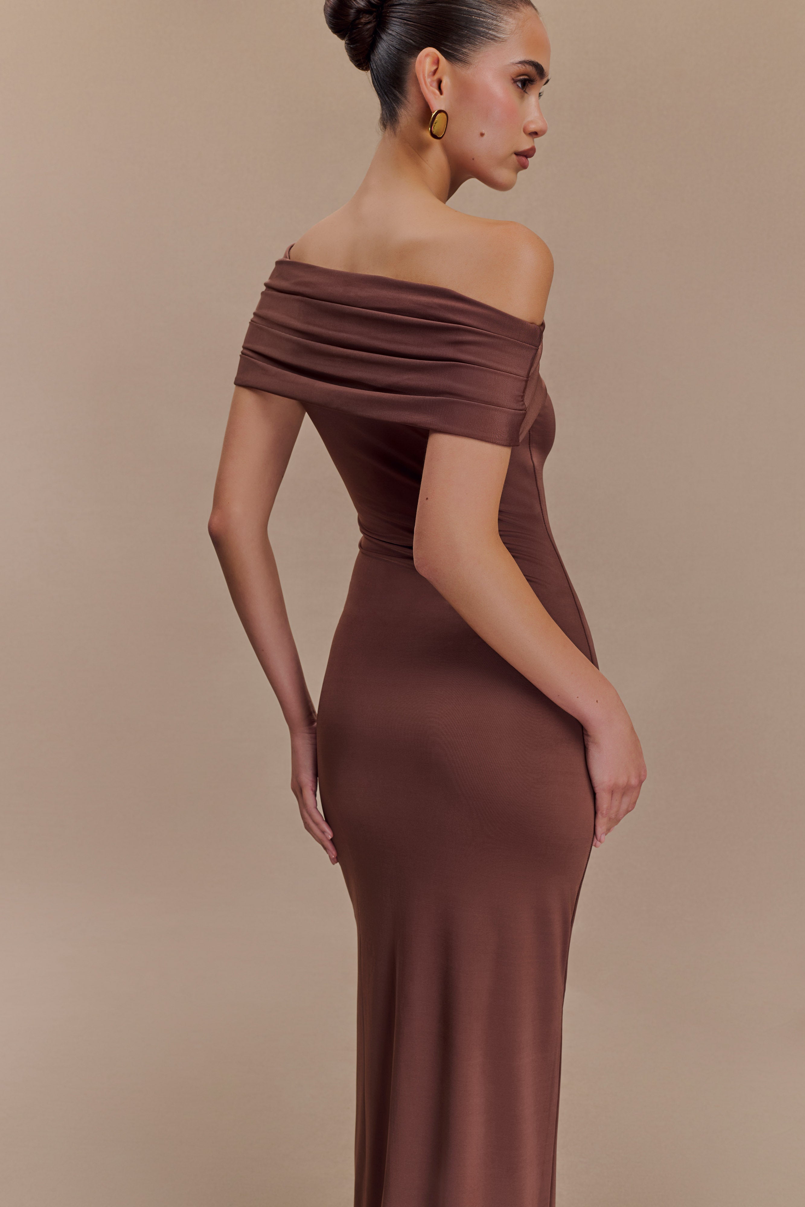 Cassandra Off Shoulder Slinky Maxi Dress - Chocolate、mySite、solidvoid
