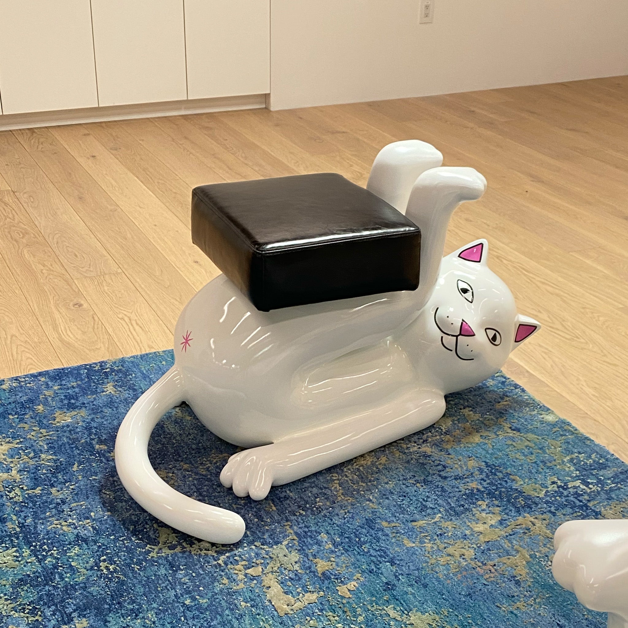  RIP Owens Chairs (Black and White)、mySite、merchandisen