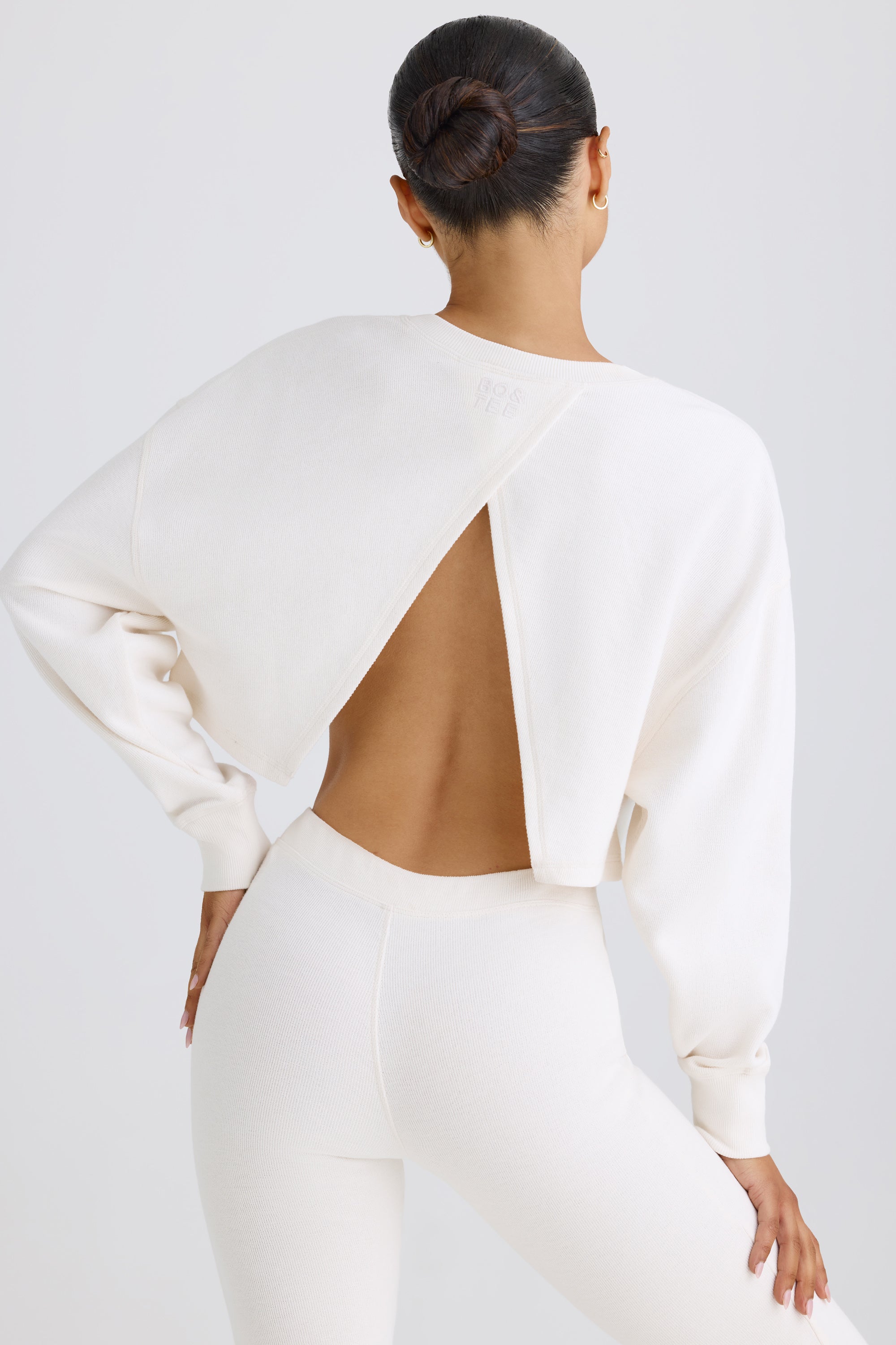 Crew-Neck Open-Back Cropped Sweatshirt in White、mySite、solidvoid