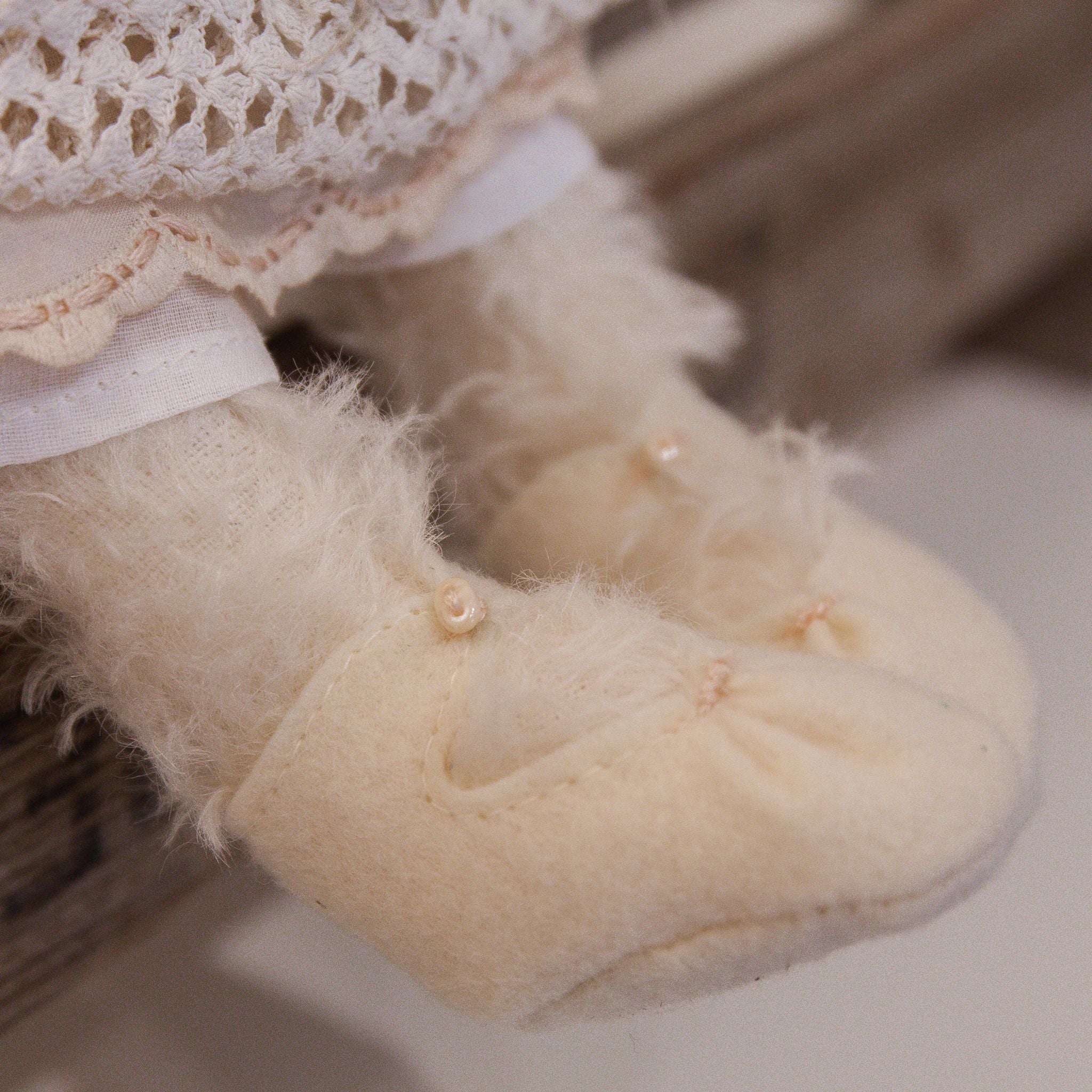 RETIRED - Hutch Studio - Miss Lovey Love Note - Hand-Crafted Curly Mohair Cream Bunny、mySite、g9winljtr