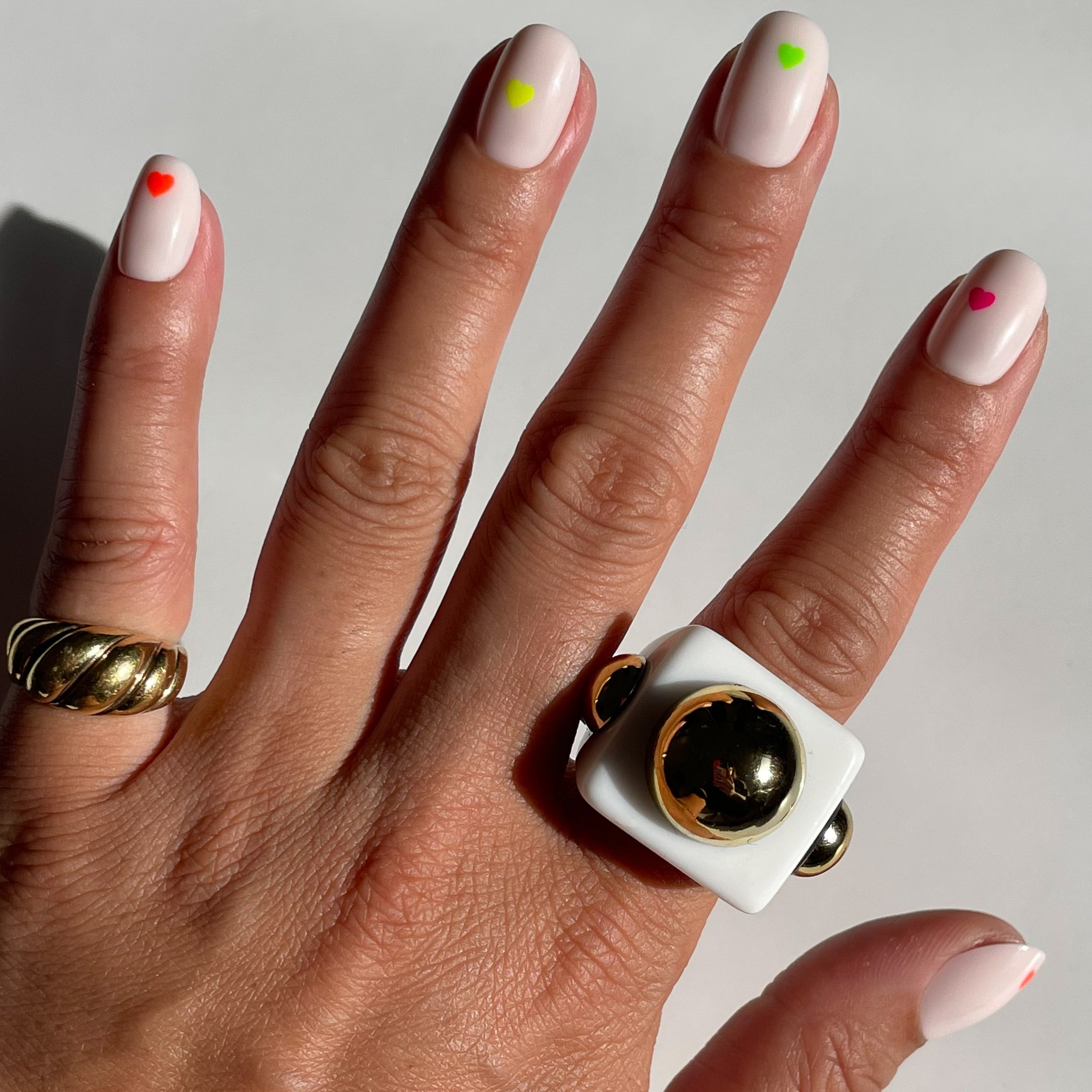 Neon Hearts | Round | Extra Short、mySite、solidvoid