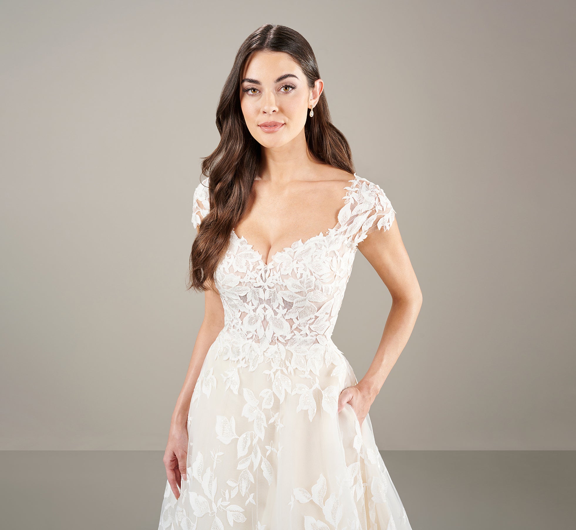 Classic Wedding Ball With Lace Applique In Ivory Almond、mySite、solidvoid