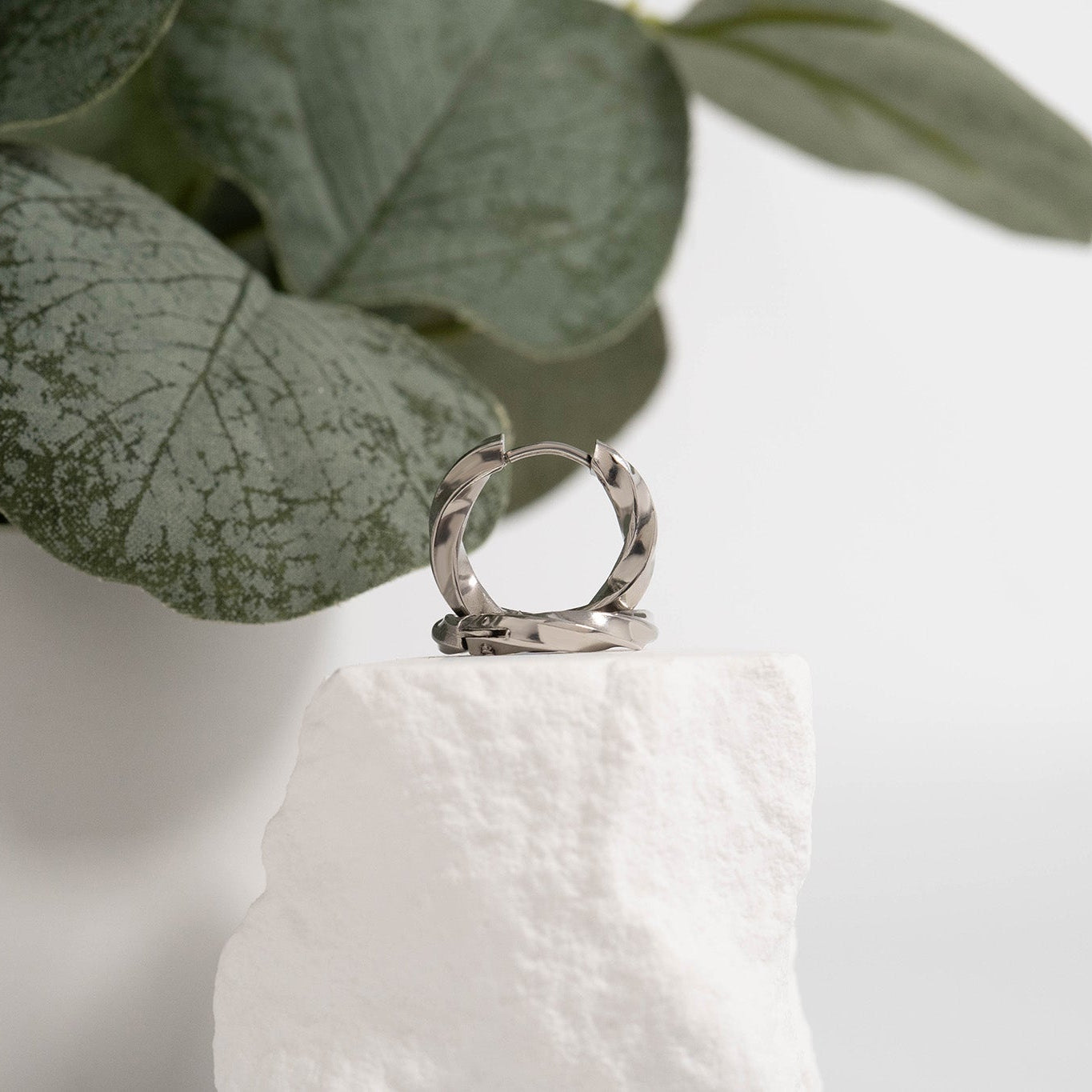 18K Gold PVD Stainless Steel Textured Twisted Huggie Hoop Earrings / ERJ0026、mySite、dreamappss