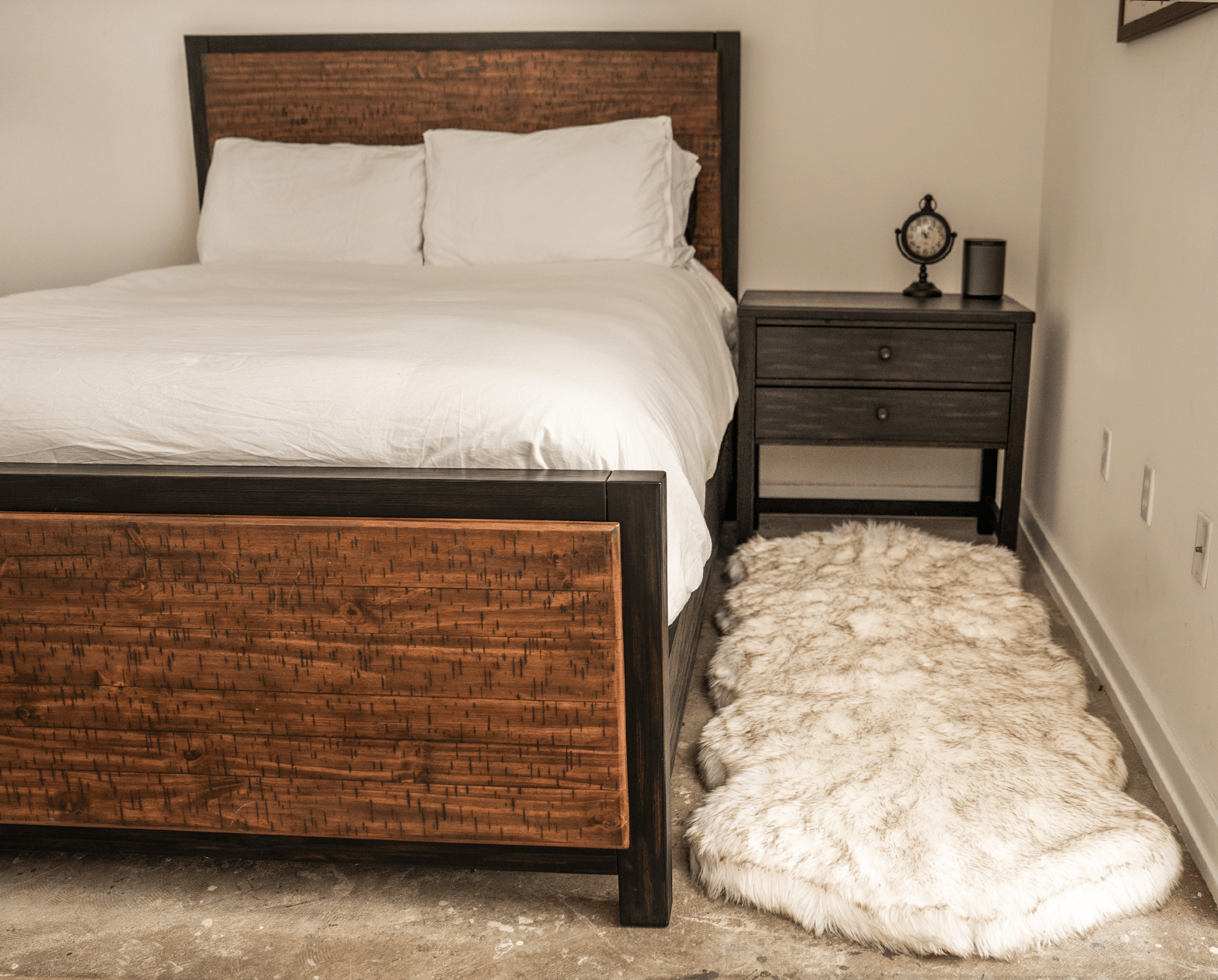 PupRug™ Runner Faux Fur Memory Foam Dog Bed - Curve White with Brown Accents、mySite、solidvoid