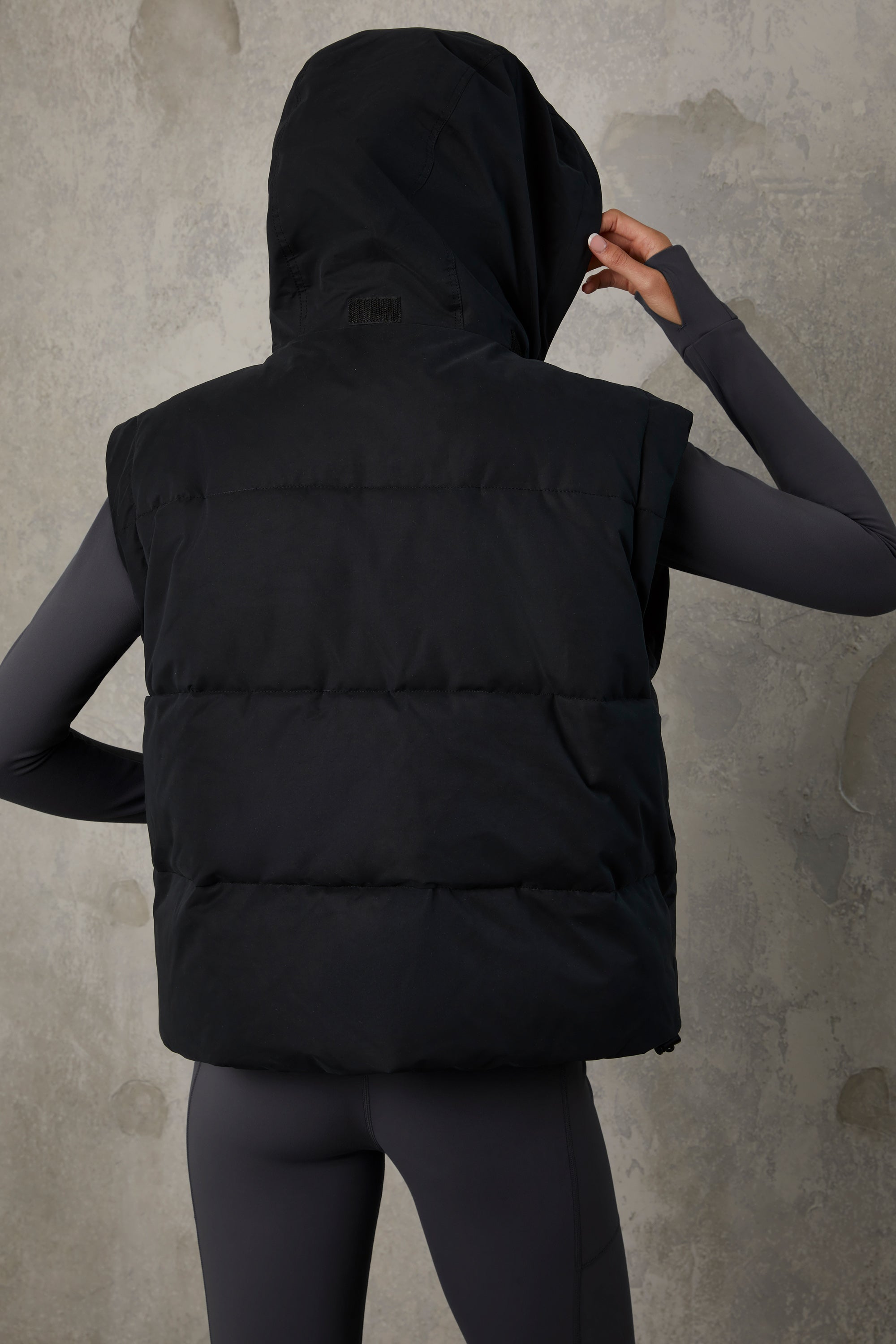 Cropped Puffer Jacket with Detachable Sleeves in Black、mySite、solidvoid