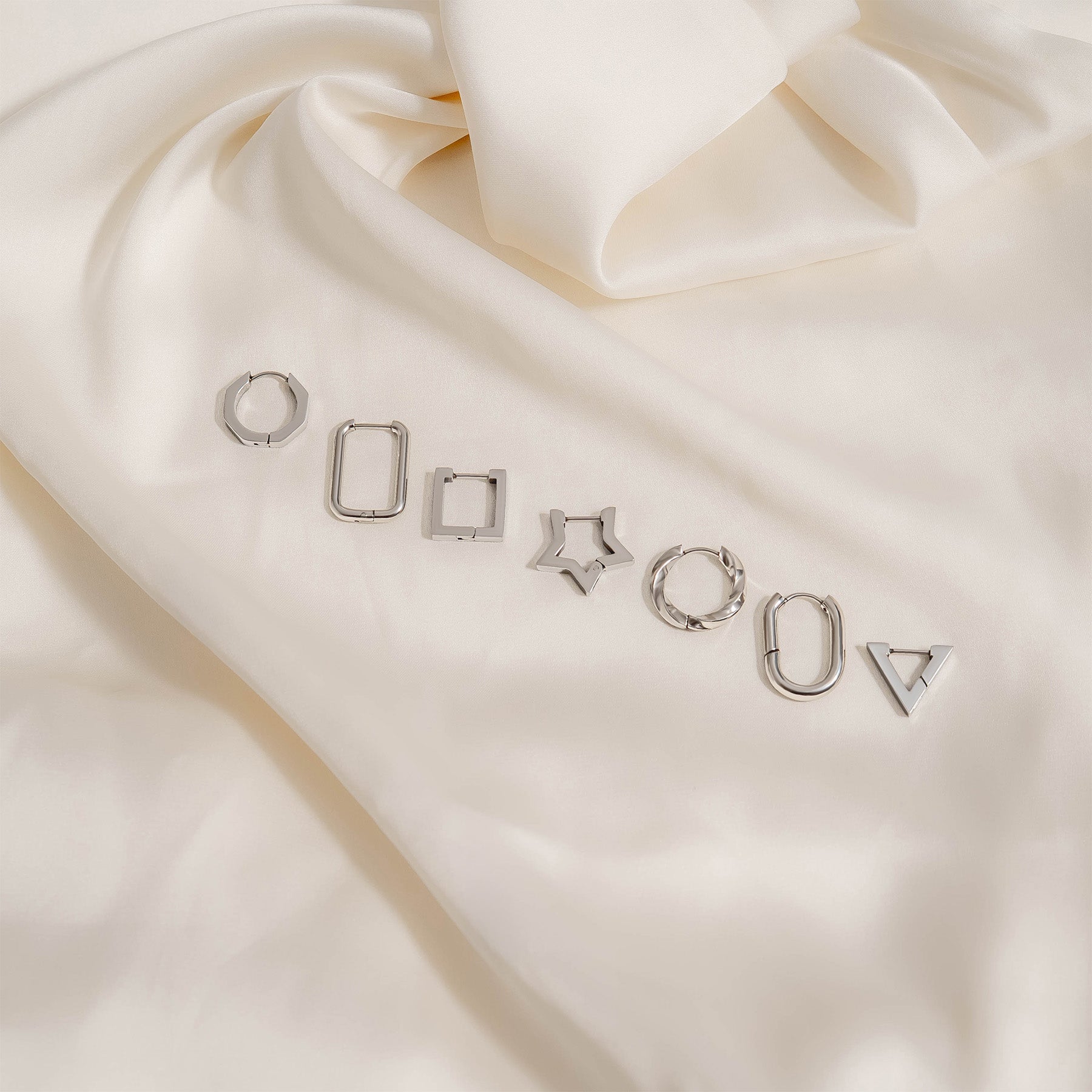 18K Gold PVD Stainless Steel Oval Huggie Earrings / ERJ0039、mySite、dreamappss