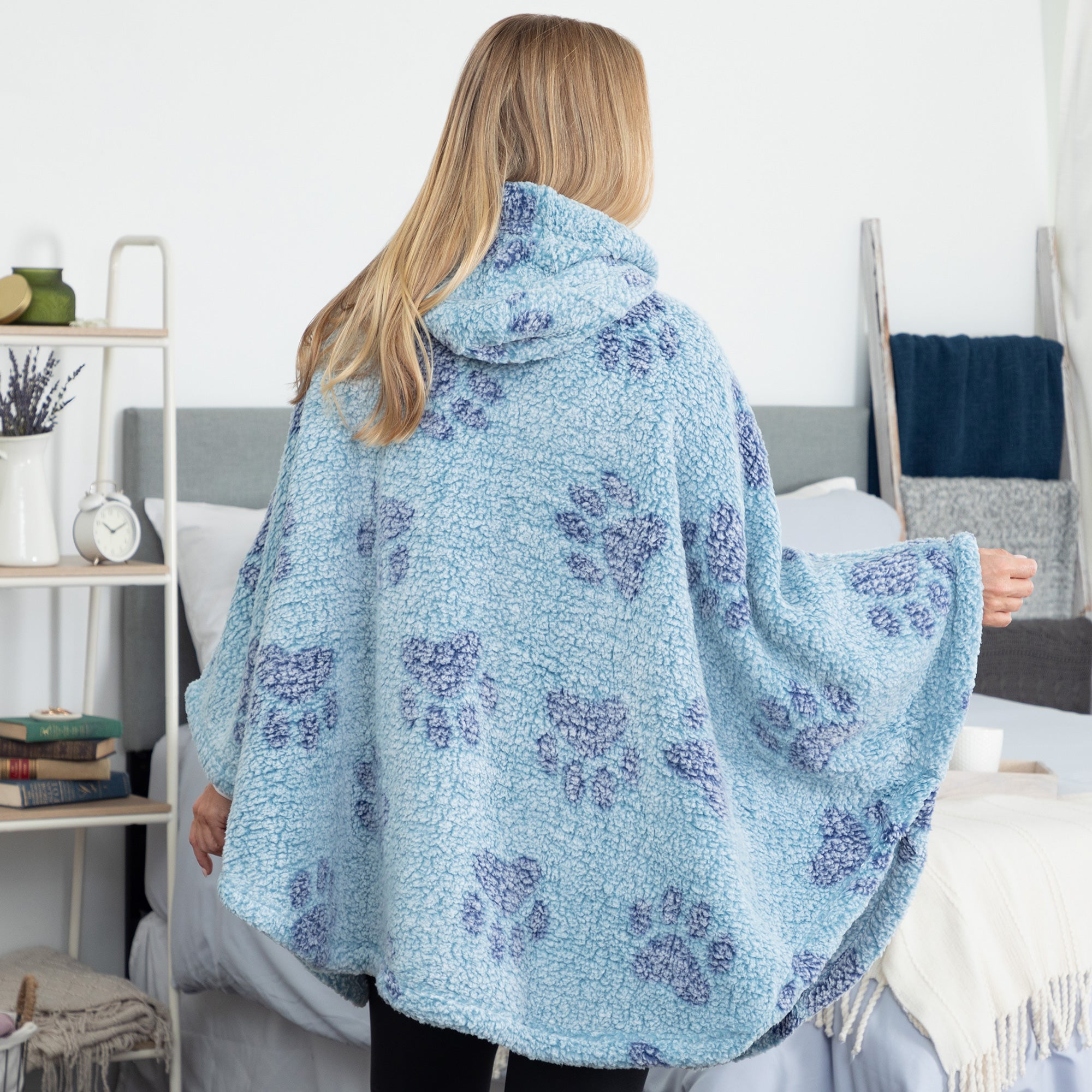 Cozy in Paws Plush Sherpa Fleece Hooded Cape with Pockets、mySite、camillekostekn