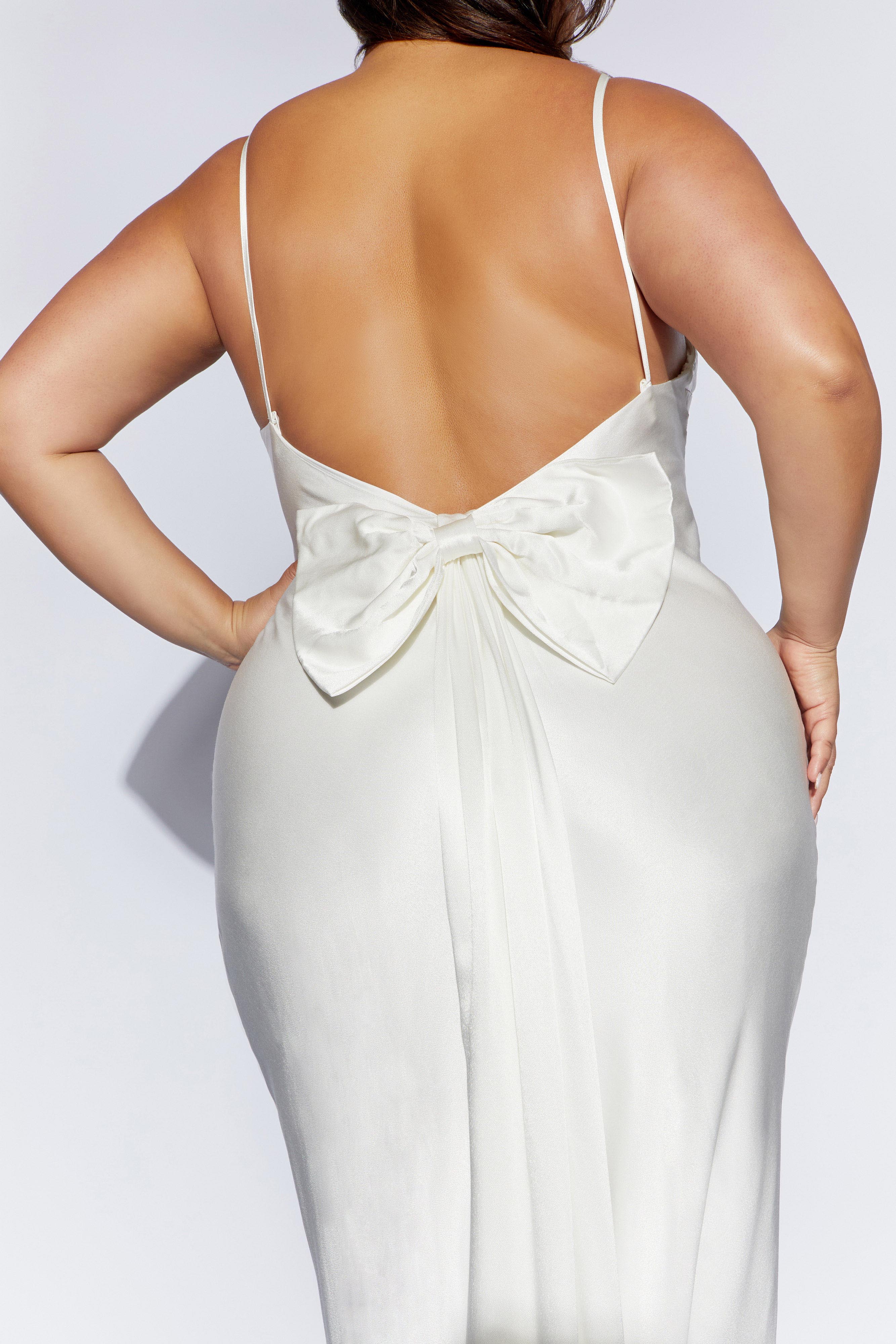 Kailey Low Back Maxi Dress With Detachable Bow Train - White、mySite、solidvoid