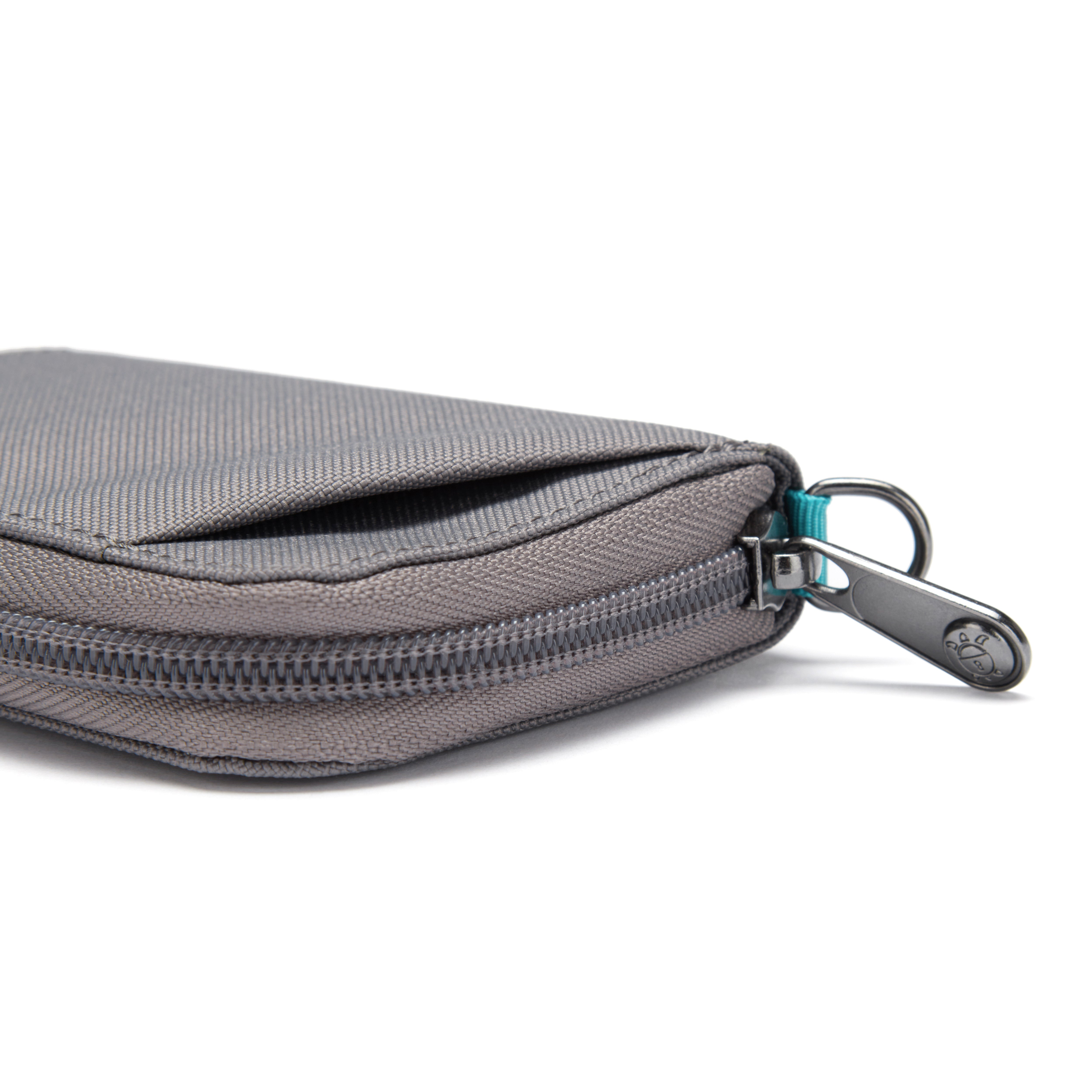 Pacsafe® RFIDsafe™ RFID blocking card wallet、mySite、garagedoors4me