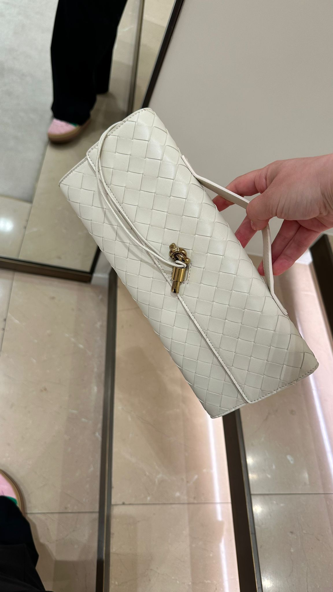 Bottega Veneta Andiamo Long Leather Clutch (Sea Salt)、mySite、garminoutage.com