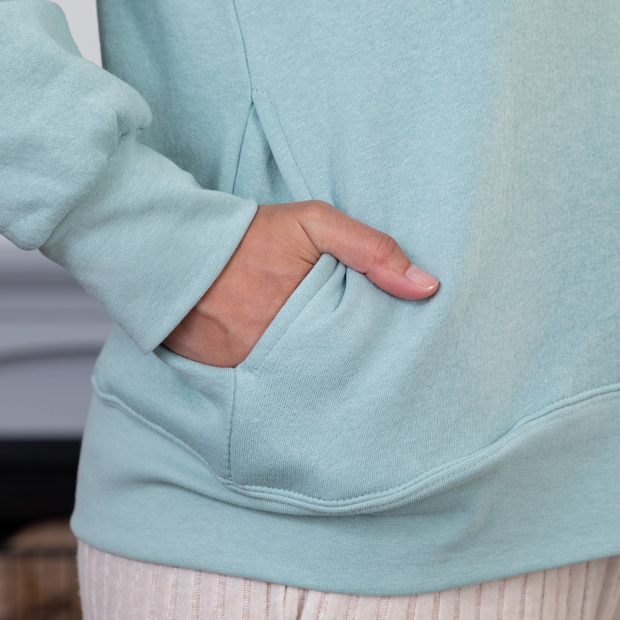 Chenille Paw V-Neck Pullover Sweatshirt、mySite、camillekostekn