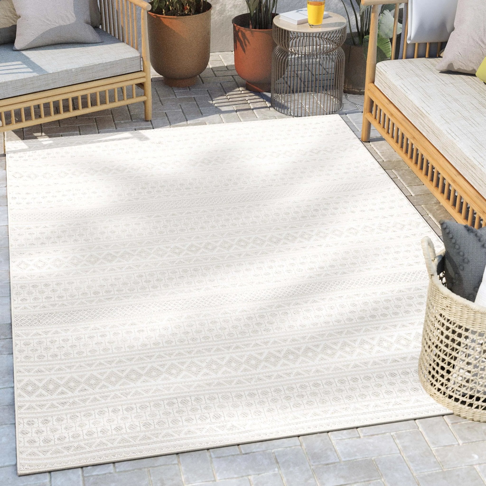 Arwen Tribal Indoor/Outdoor Ivory Textured Rug、mySite、gigharbornorthrealestate