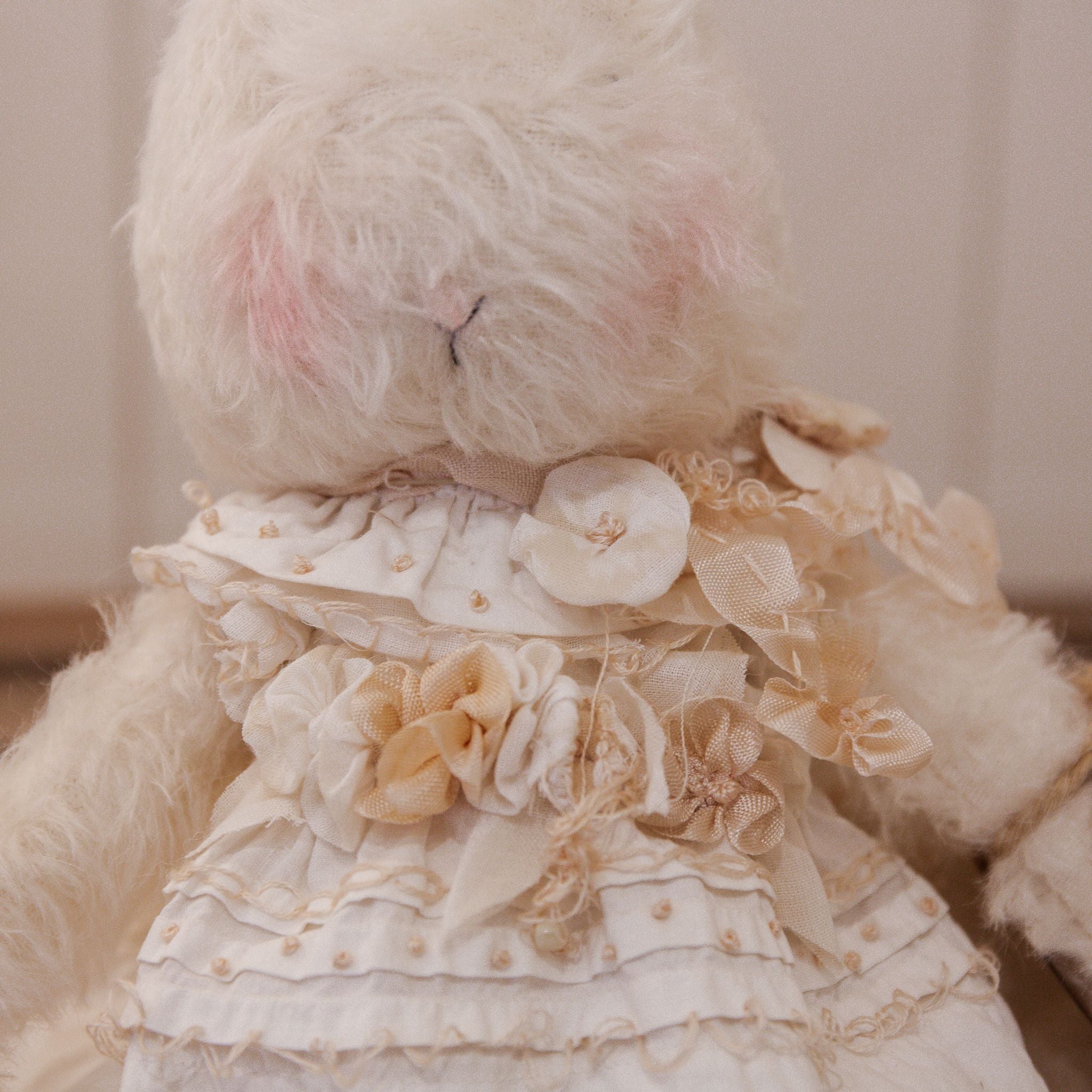 RETIRED - Hutch Studio - Lovely Love Note - Hand-Crafted Curly Mohair Cream Bunny、mySite、g9winljtr