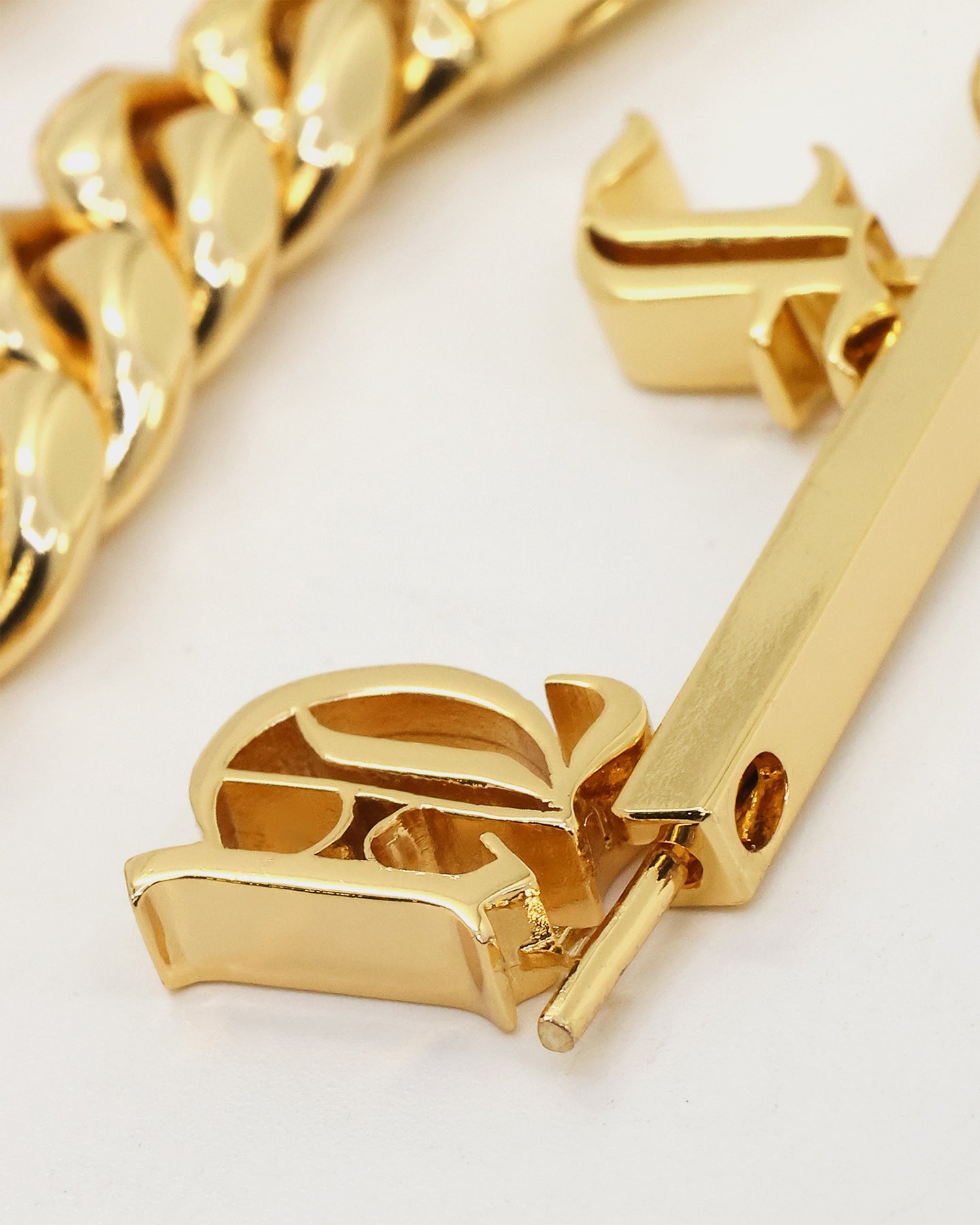 Saint Morta Custom Alpha 5 Letter Chain Gold、mySite、zt4zffjzw