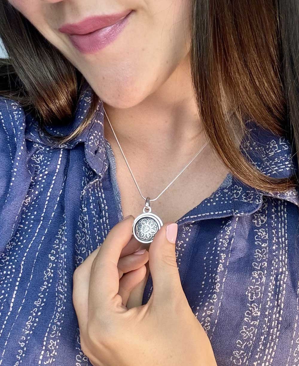 Kinetic Spinning Om Mani Padme Hum Tibetan Mantra Pendant in Sterling Silver、mySite、topwebapps