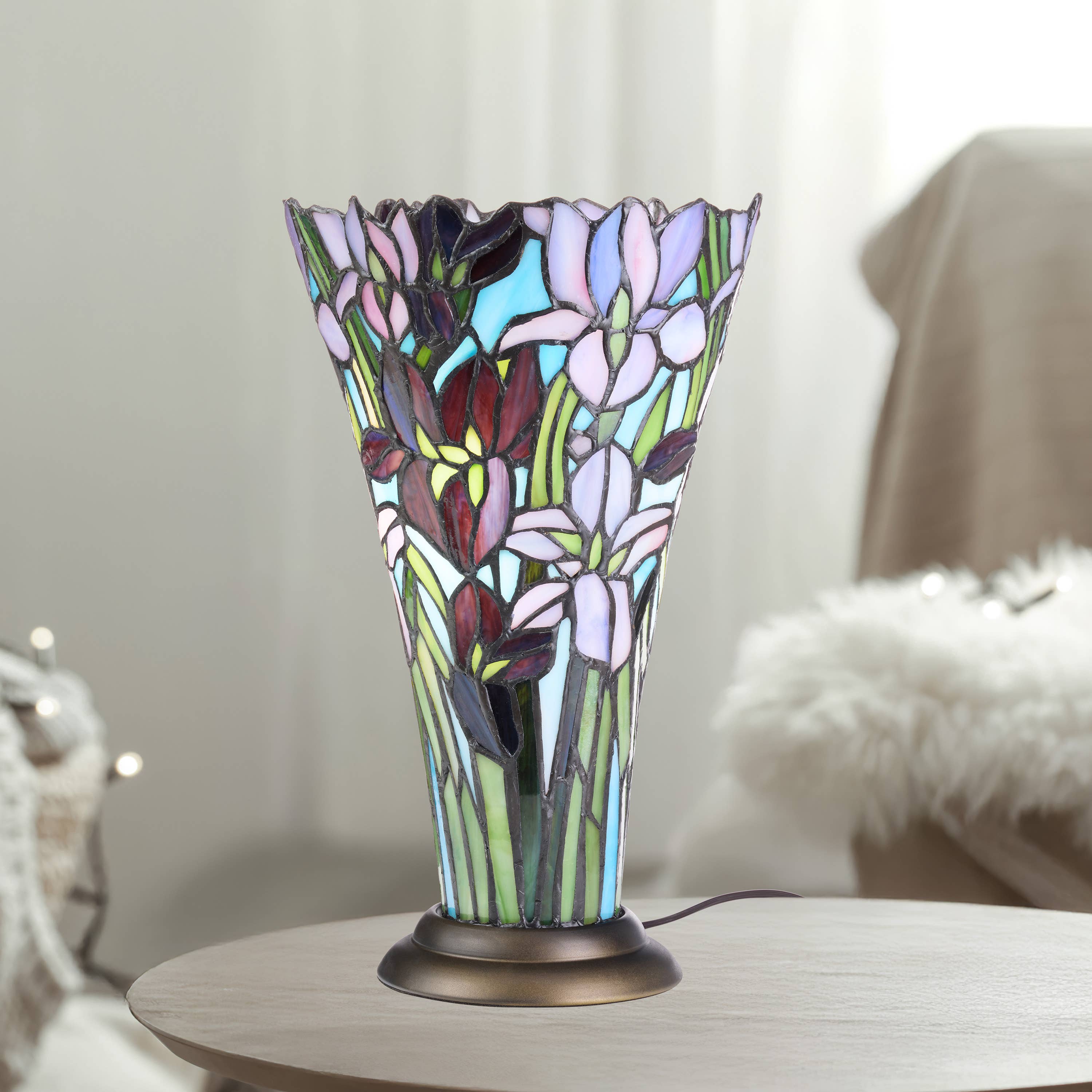 River of Goods - 13.5H Tiffany-Style Floral Vase Stained Glass Table Lamp、mySite、g9winljtr