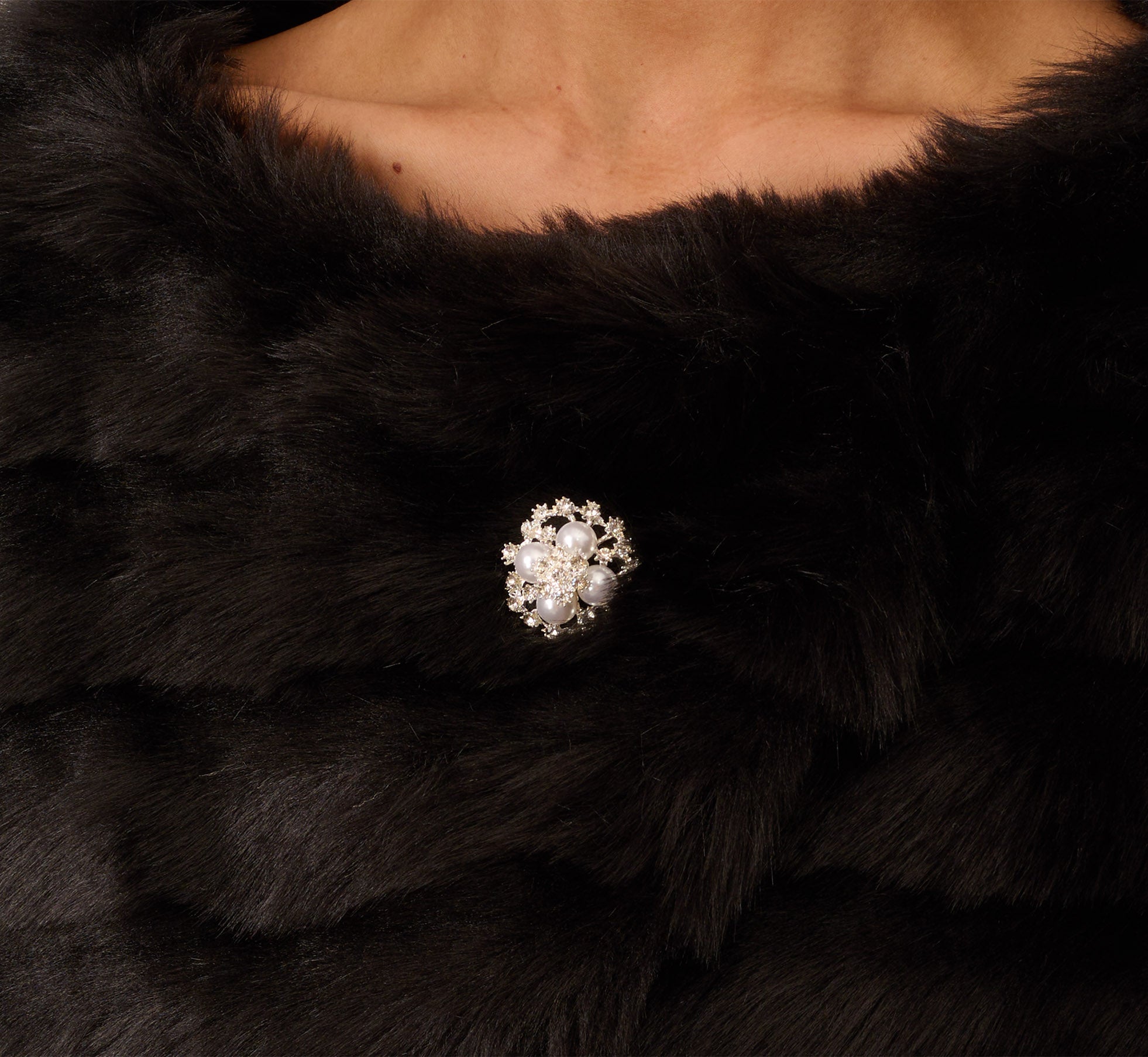 Faux Fur Wrap With Stone Brooch In Black、mySite、solidvoid