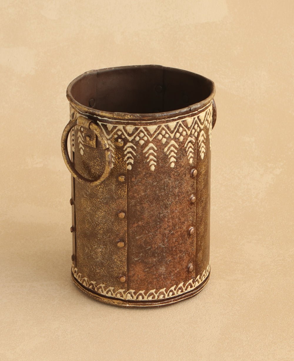 Embossed Iron Vase with Antique Finish, India、mySite、topwebapps