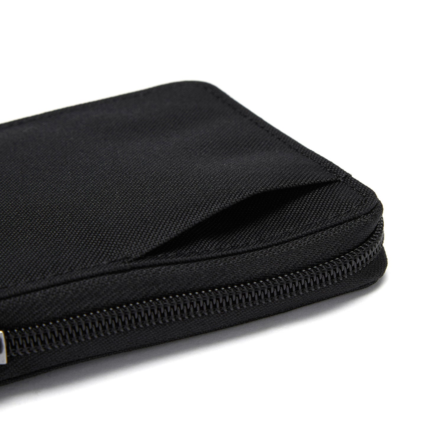 Pacsafe® RFIDsafe™ RFID blocking zip around wallet、mySite、garagedoors4me