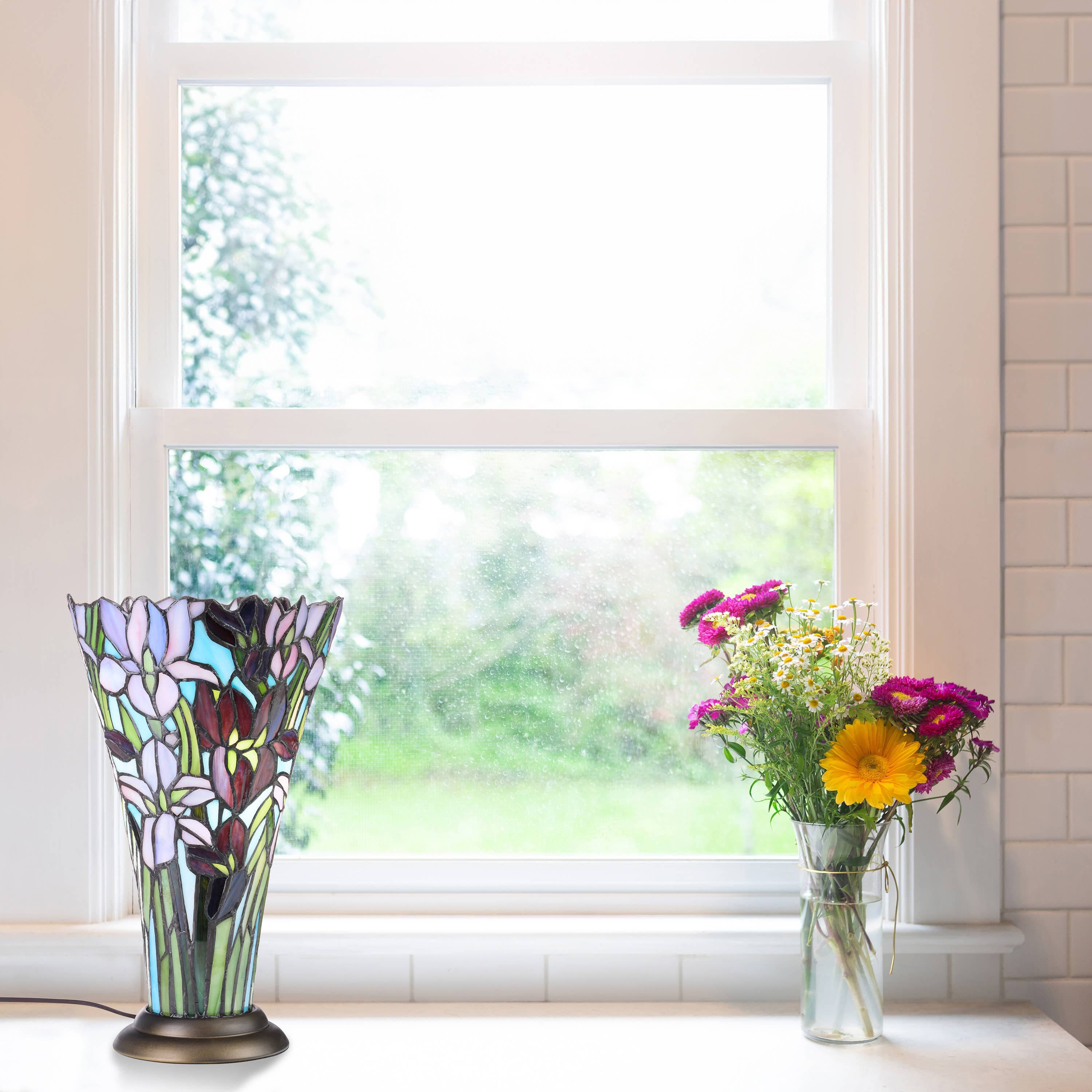 River of Goods - 13.5H Tiffany-Style Floral Vase Stained Glass Table Lamp、mySite、g9winljtr