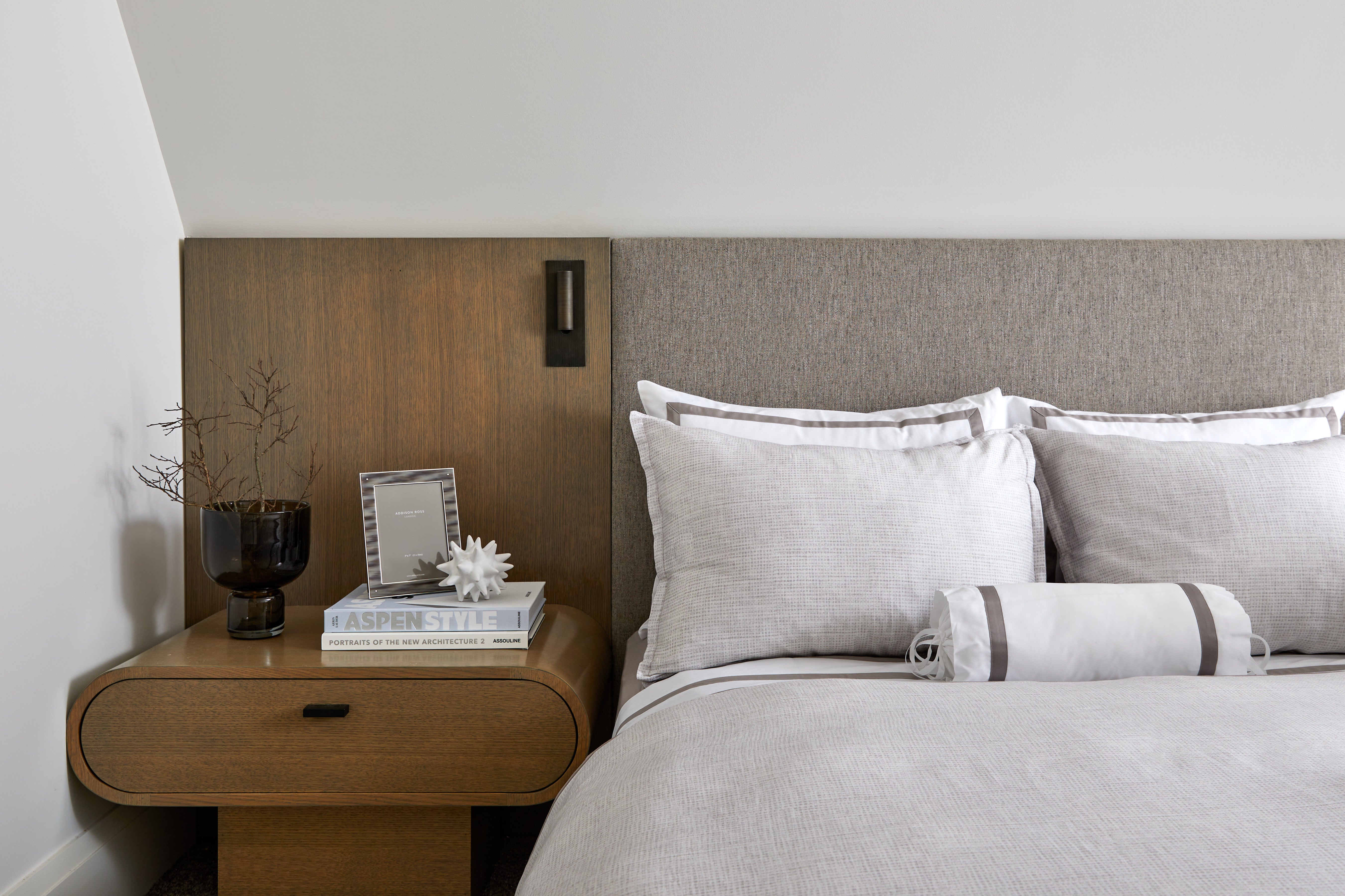  DH Sateen Neck Roll Accent Pillow、mySite、elrpsem3k