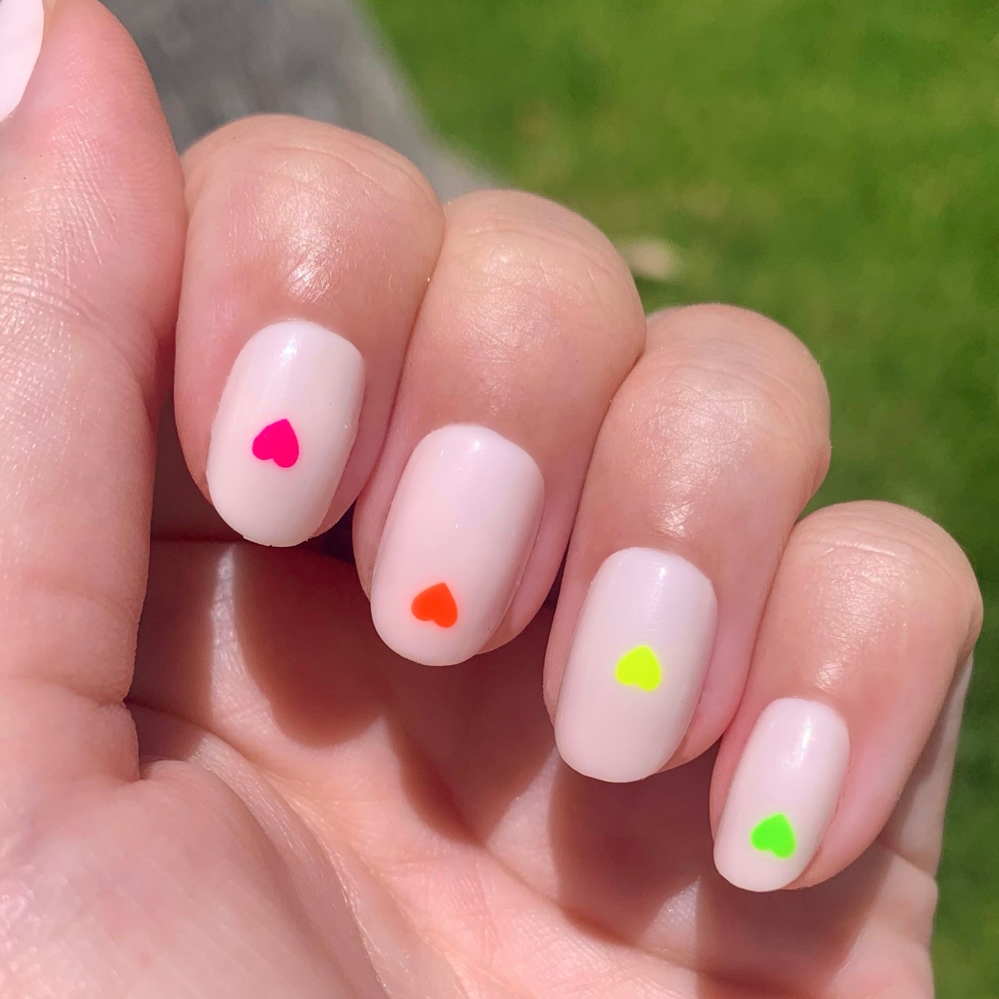 Neon Hearts | Round | Extra Short、mySite、solidvoid