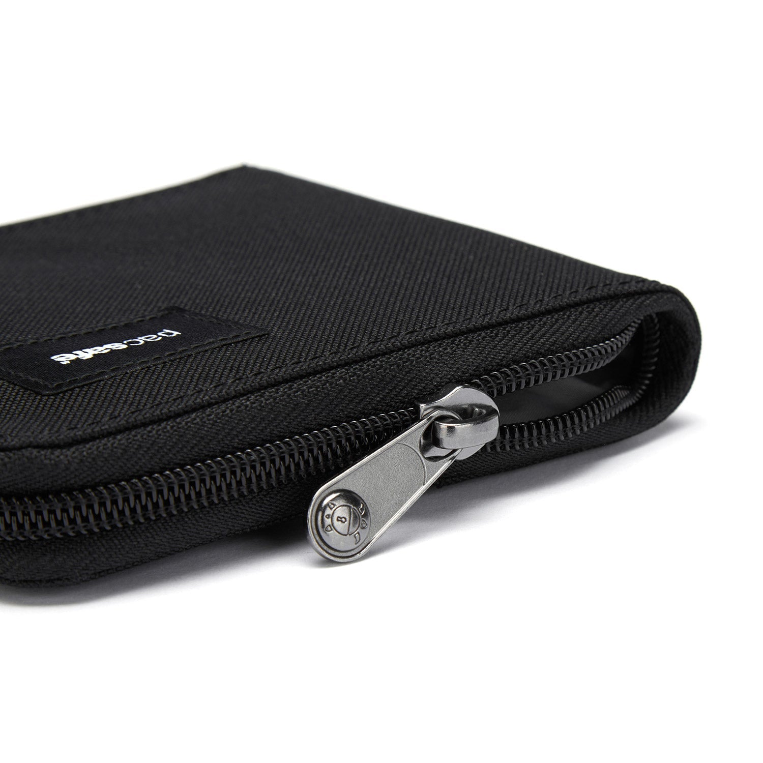 Pacsafe® RFIDsafe™ RFID blocking zip around wallet、mySite、garagedoors4me