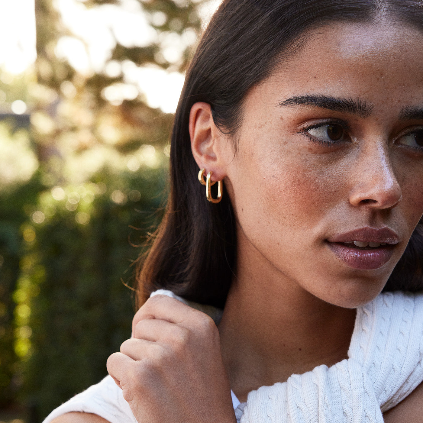  Essentielle Medium Oval Hoop Earrings, Gold Colour